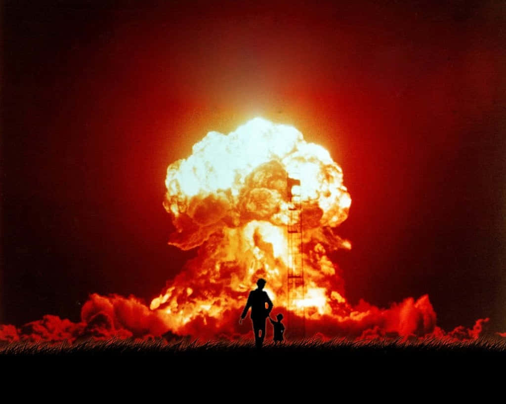 成人和小孩剪影在夜晚走向核爆炸。