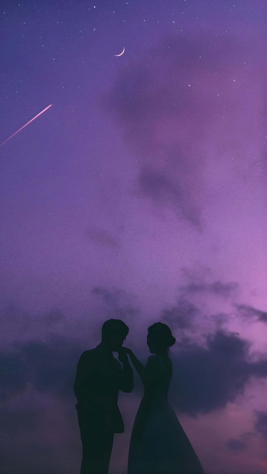  壁紙 — 剪影情侶在繁星點點的紫色天空下擁抱，天空中有新月和流星。