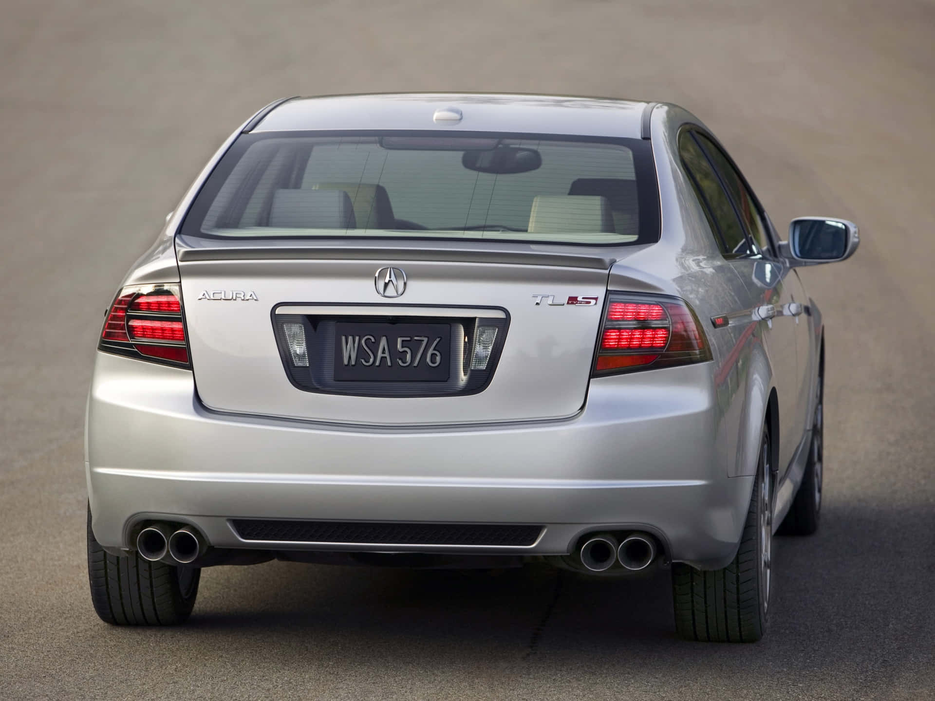  壁紙 — 銀色Acura TL-S房車在鋪砌道路上的後視圖，帶有紅色尾燈和雙排氣管。