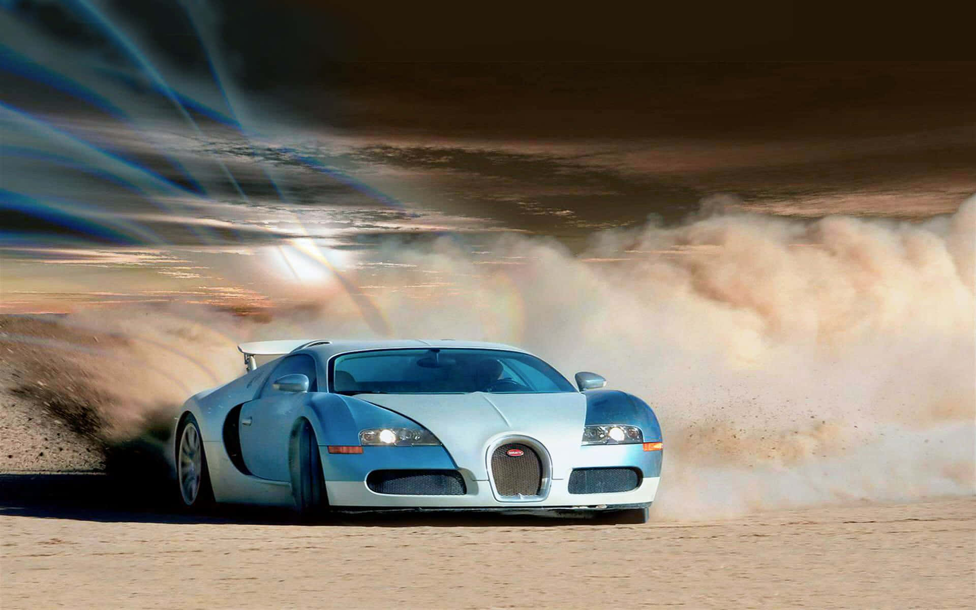 Bugatti Veyron 桌布 壁紙 — 一輛銀色布加迪超級跑車在沙漠中飛馳，在戲劇性的日落天空下揚起沙塵。