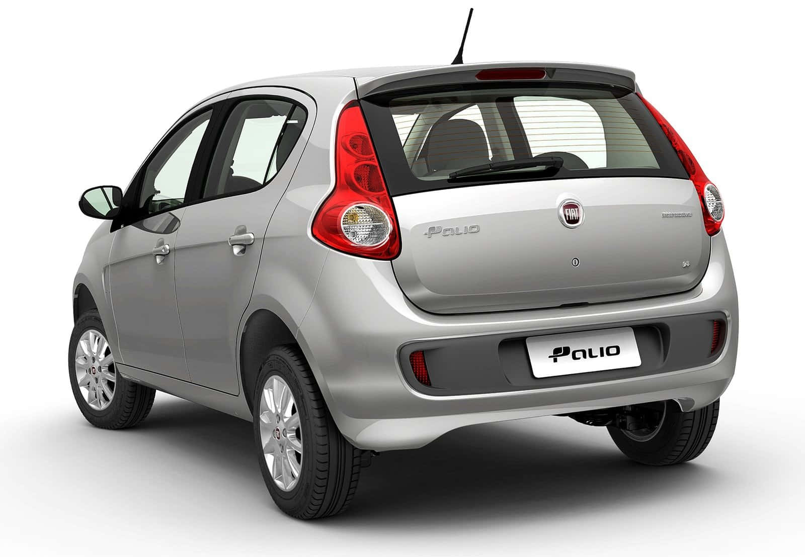 Fiat Palio 桌布 壁紙 — 銀色 Fiat Palio 緊湊型汽車，從後方四分之三角度展示，背景為純白色。