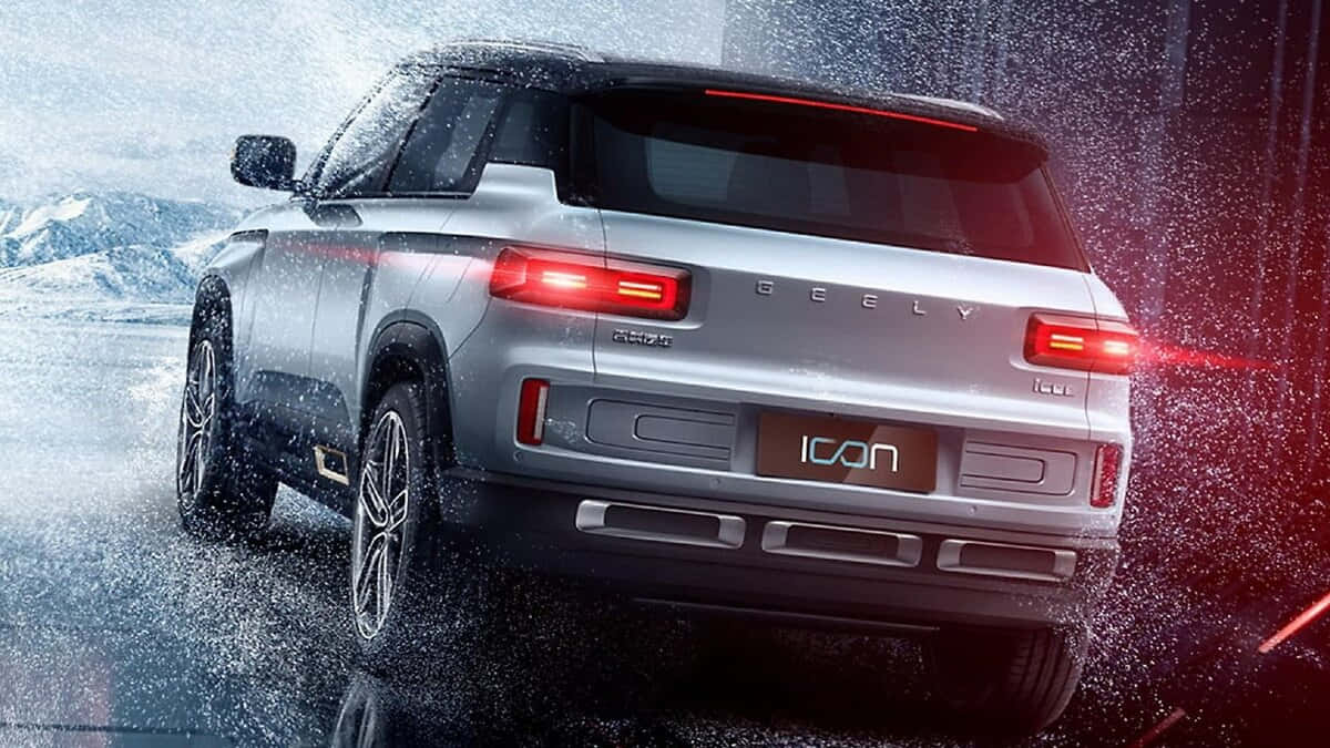  壁紙 — 一輛銀色Geely Icon SUV在雪景中行駛，紅色尾燈在飄落的雪中閃爍。