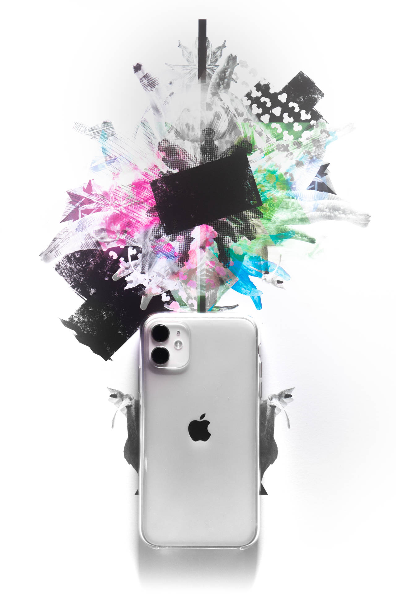 銀色iPhone 11配彩色抽象顏料飛濺向上爆發。