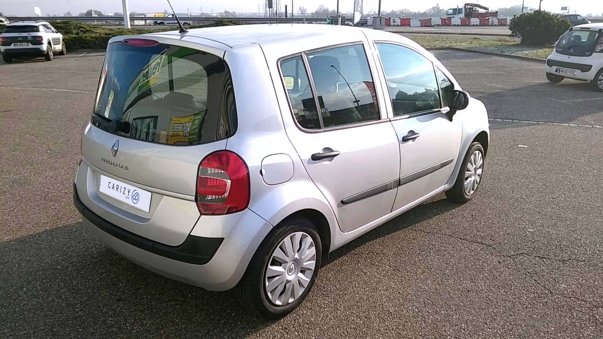 Renault Modus 桌布 壁紙 — 銀色雷諾Modus停泊在瀝青路上，背景有其他車輛，在明亮日光下。