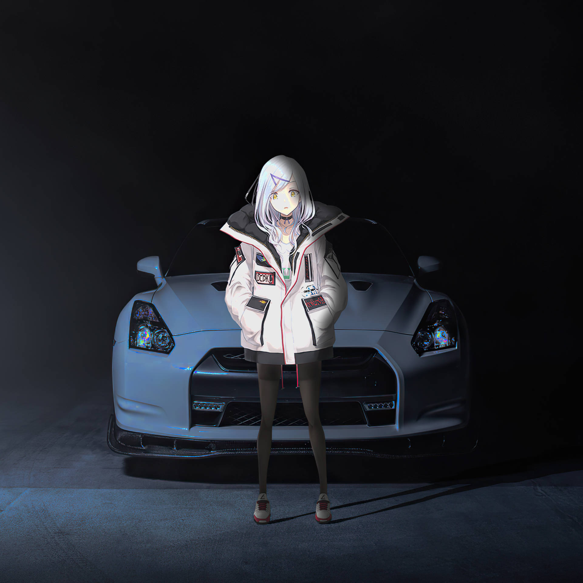 穿著賽車外套的動漫女孩站在夜間銀色跑車發光的車頭燈前。
