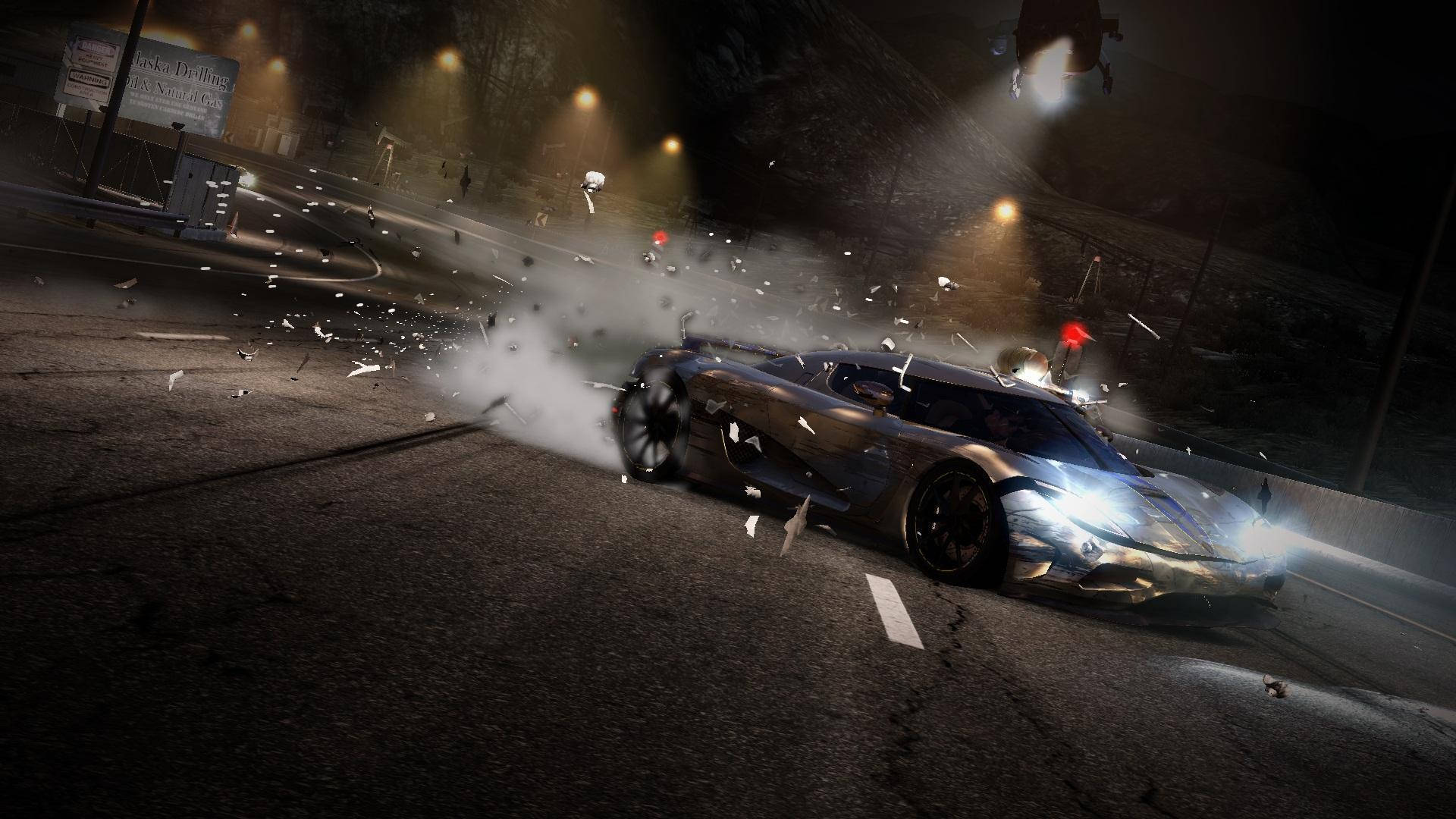 銀色跑車在夜間濕滑的道路上飄移，火花四濺。