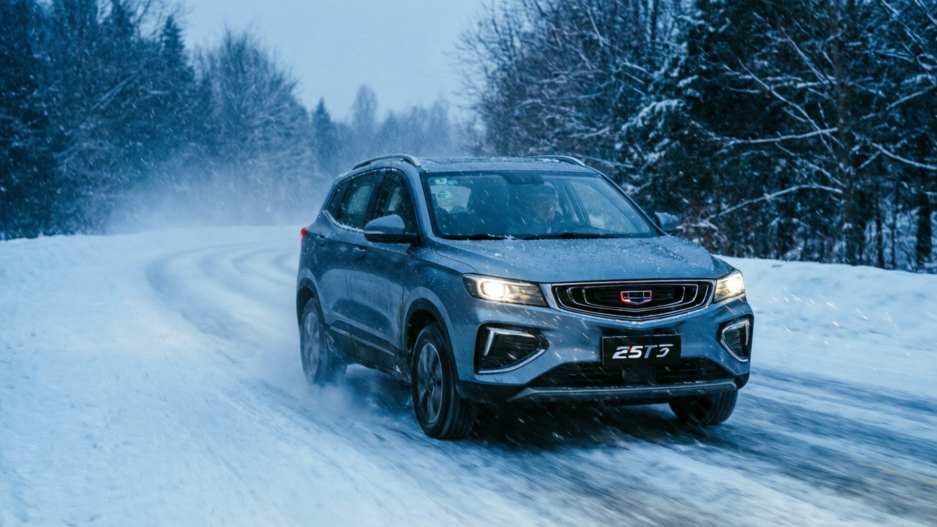 銀色SUV在積雪森林道路上亮著車頭燈行駛。