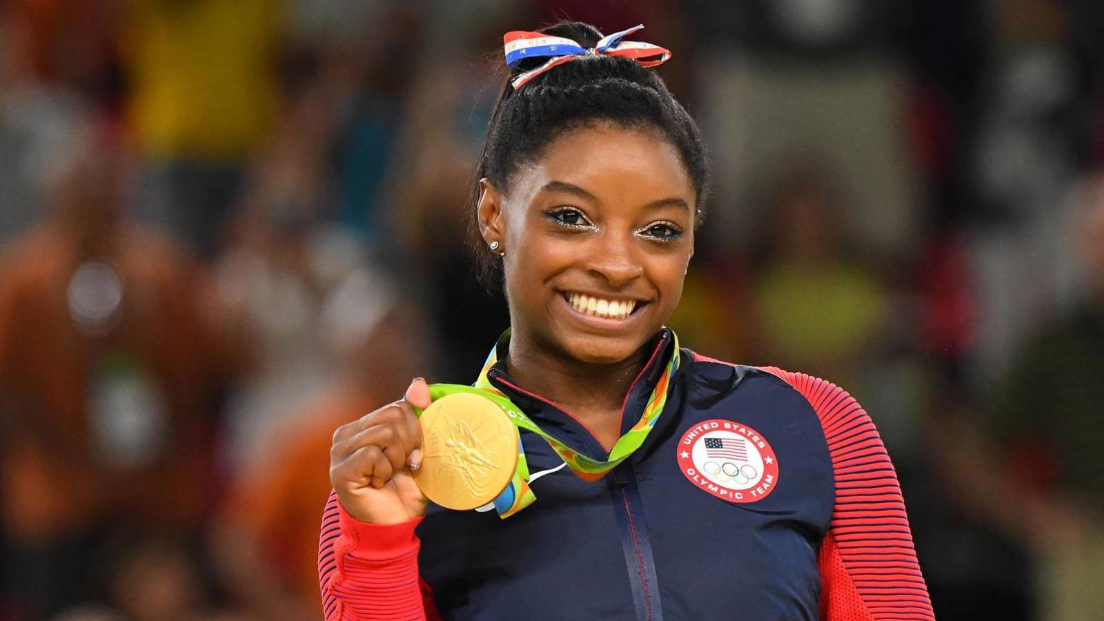 Simone Biles 手持金牌微笑 壁紙