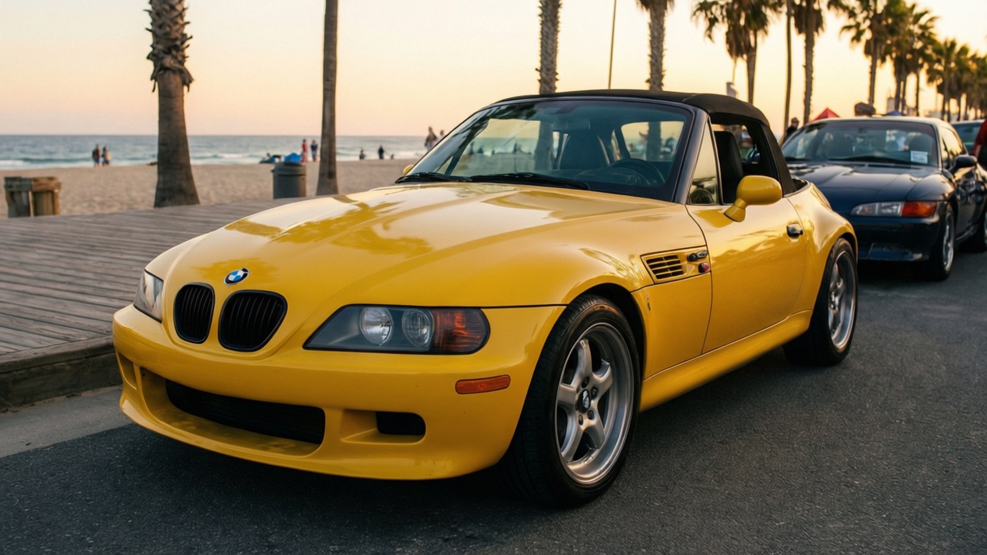 日落時分，一輛黃色BMW Z3開篷車停泊在海濱長廊上。