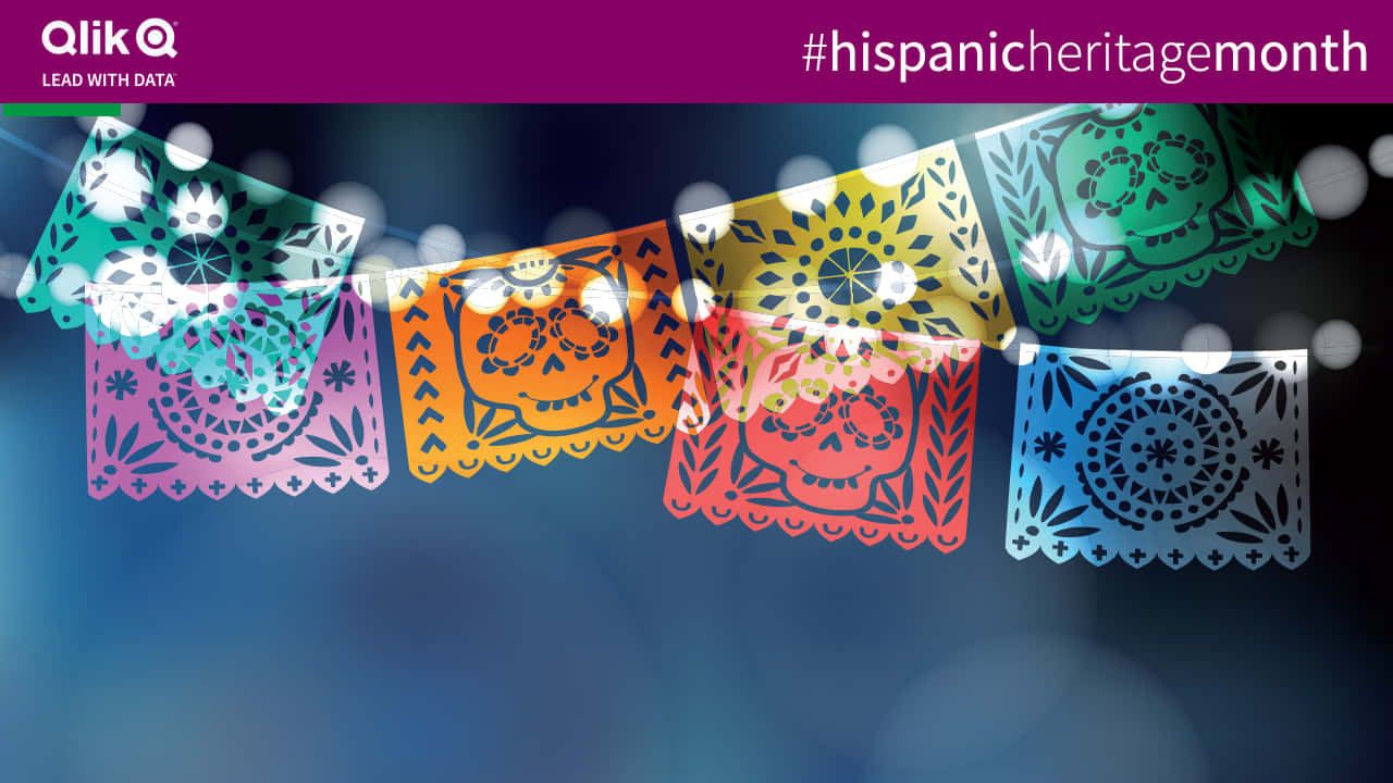 National Hispanic Heritage Month 桌布 壁紙 — 鮮豔的 papel picado 橫幅帶有糖骷髏設計，懸掛在模糊的藍色背景上。