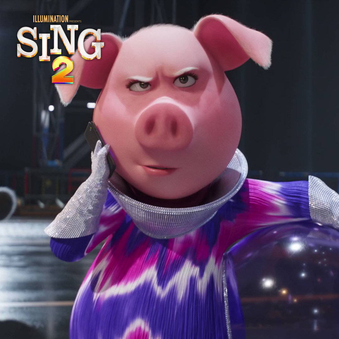 《Sing 2》兇猛的羅西塔 壁紙 — 一隻粉紅色動畫豬穿著閃亮紫色服裝，在舞台上拿著電話，表情嚴肅。