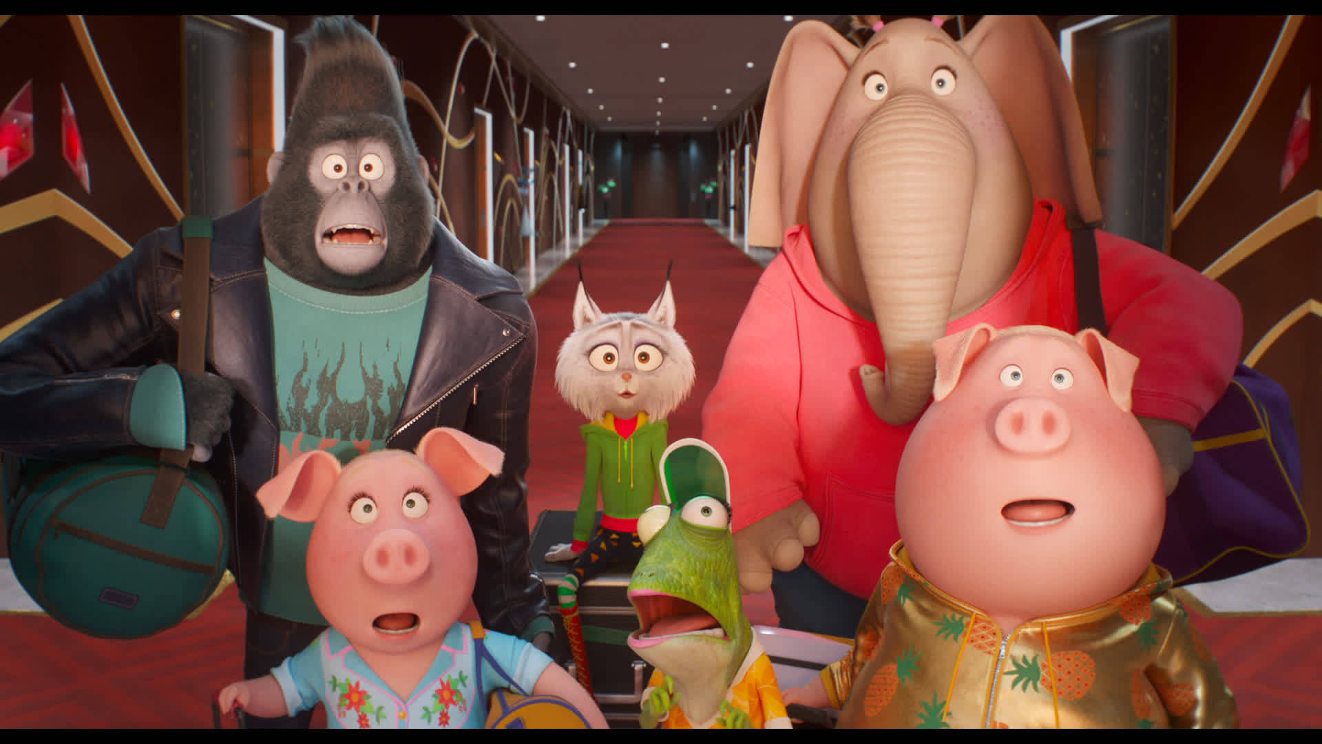 《Sing 2》動物們驚訝的表情 壁紙 — 一群表情驚訝的動畫動物角色站在鋪有紅地毯和金色裝飾的酒店走廊中。