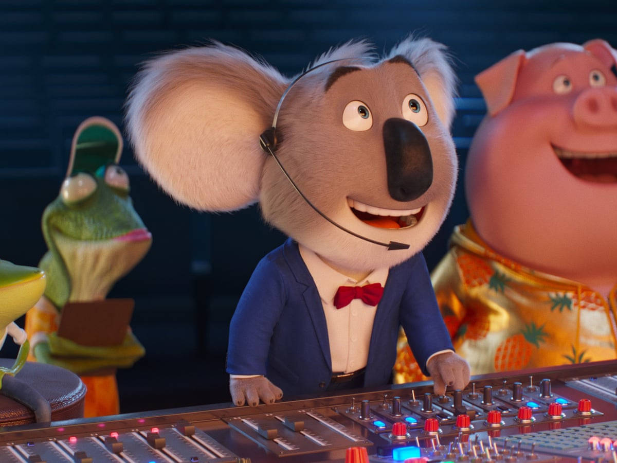 《Sing 2》布斯特·月DJ演出 壁紙 — 一隻穿著西裝和領結的開心樹熊，在調整發光的音頻混音台時微笑，旁邊有一隻青蛙和一隻豬。