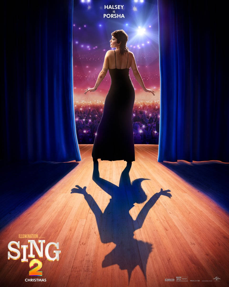 《Sing 2》歌手哈莉·貝瑞 壁紙 — 一位身穿黑色連衣裙的女性站在木製舞台上，在明亮的燈光下，她的影子投射成一個卡通角色。