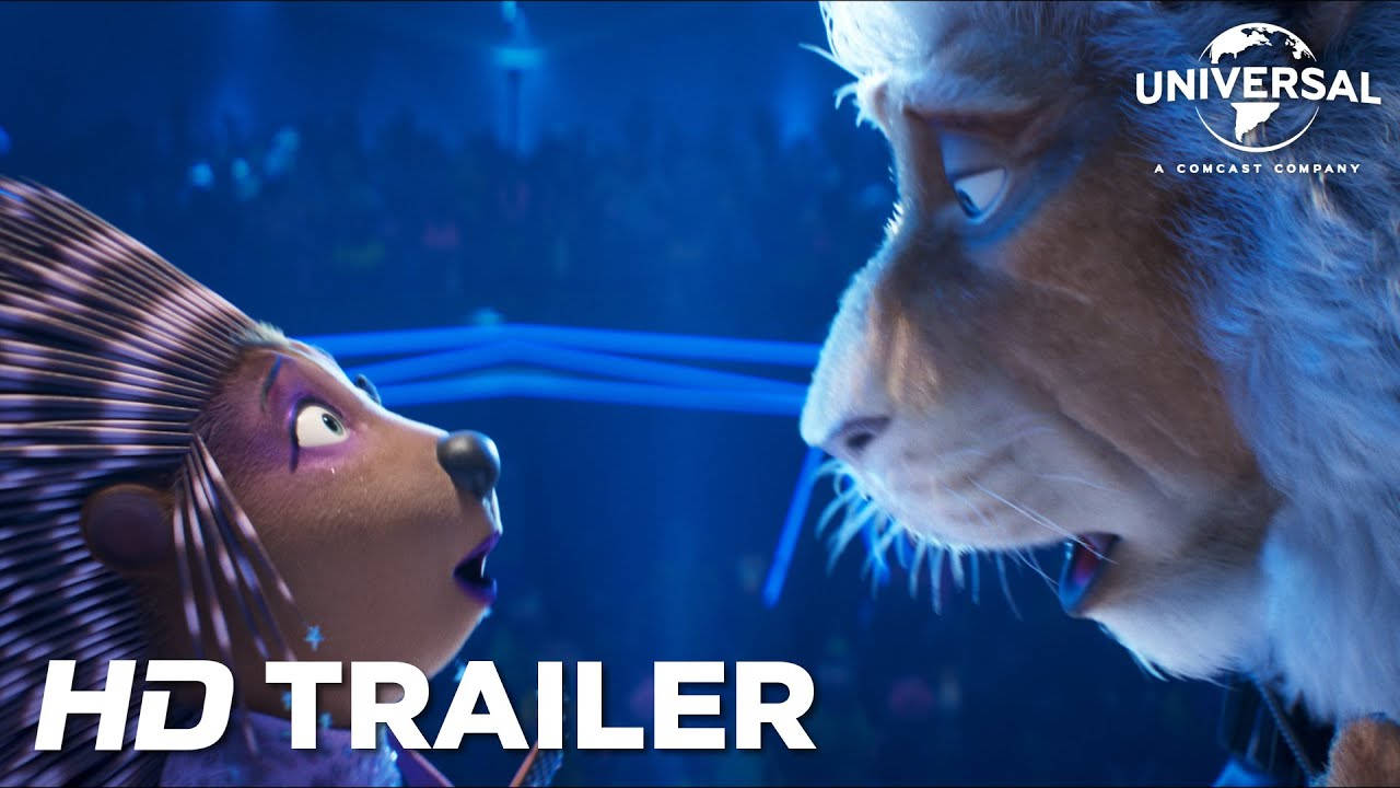 《Sing 2》阿什與克萊 壁紙 — 一隻刺蝟和一隻獅子在戲劇性的藍色燈光競技場中對峙，背景有發光的燈光和模糊的人群。