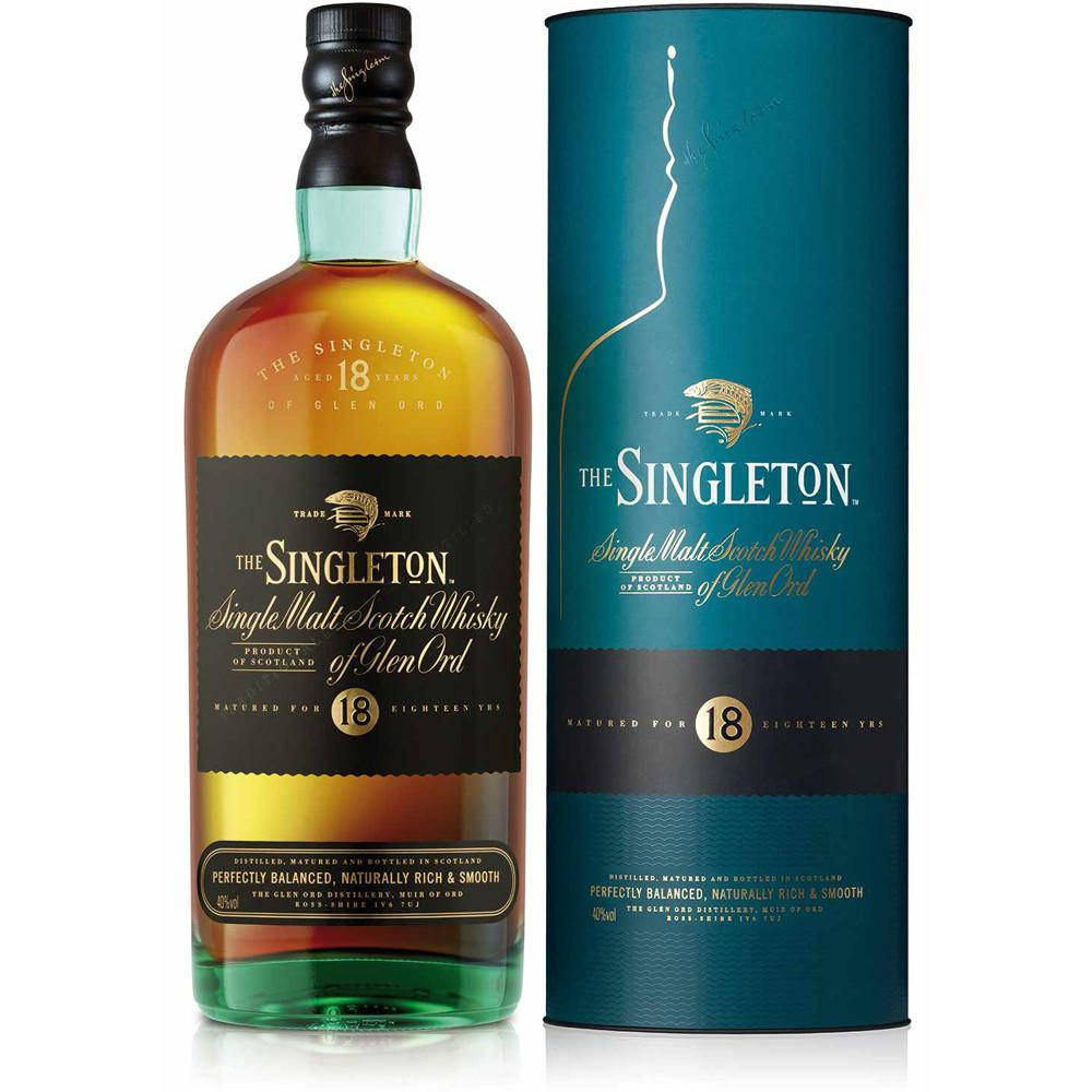 單一麥芽威士忌 Singleton Of Glen Ord 18年陳釀 壁紙 — 一瓶The Singleton 18年單一麥芽蘇格蘭威士忌，旁邊是其青綠色圓柱形包裝，背景為純白色。