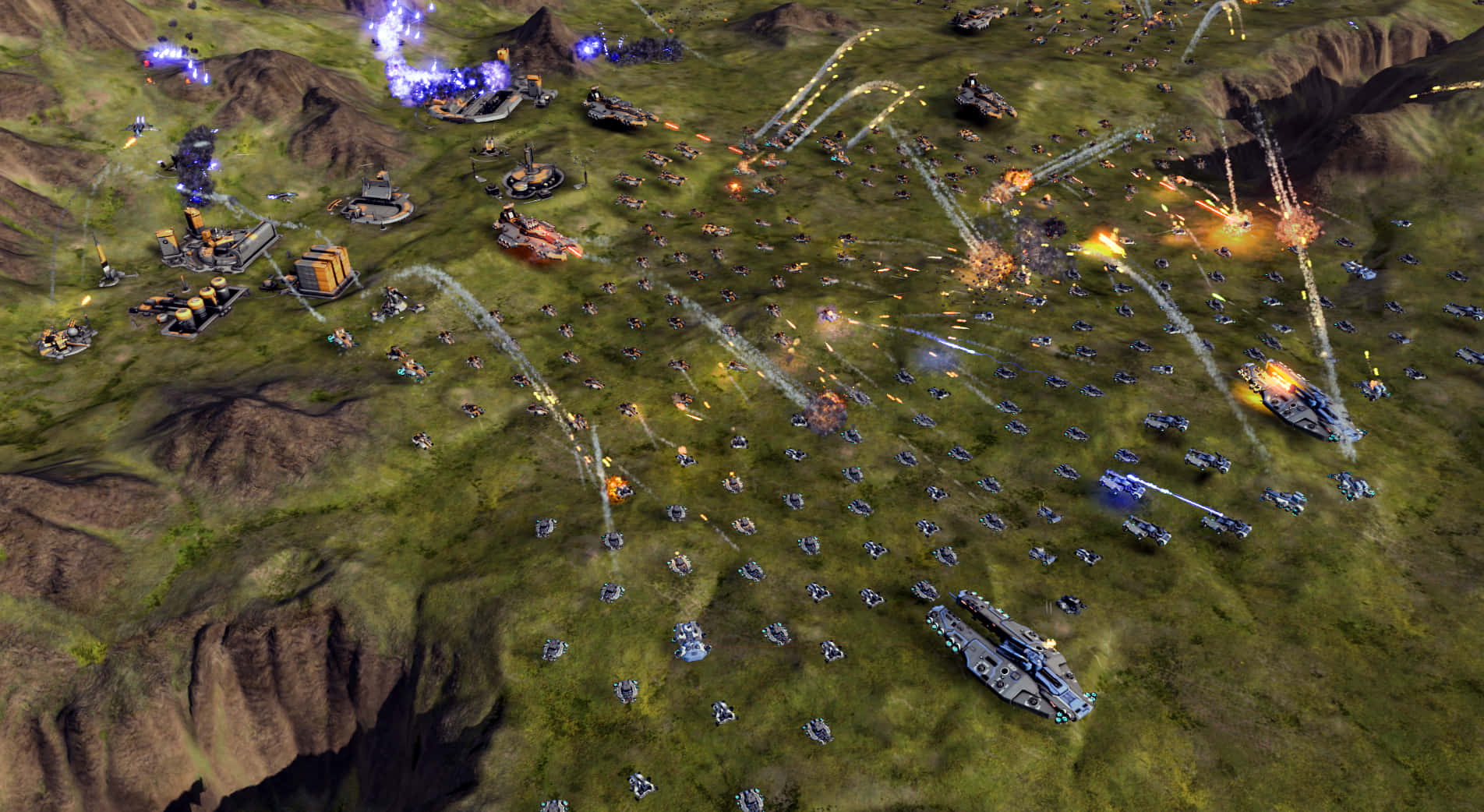 《Singularity: Escalation》——經典科幻戰略遊戲 壁紙 — 激烈的未來戰場，在崎嶇的綠色地形上閃爍著能量武器和爆炸。