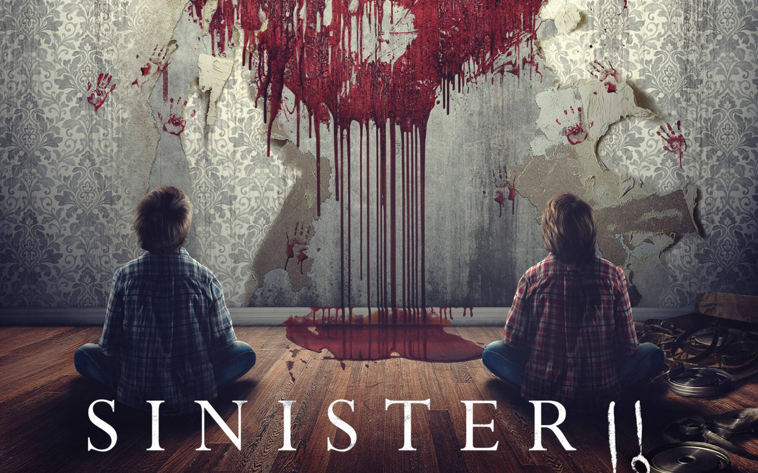 《Sinister 2》中的血牆 壁紙 — 兩個孩子背對背坐在木地板上，凝視著一面佈滿血跡和手印的牆壁。