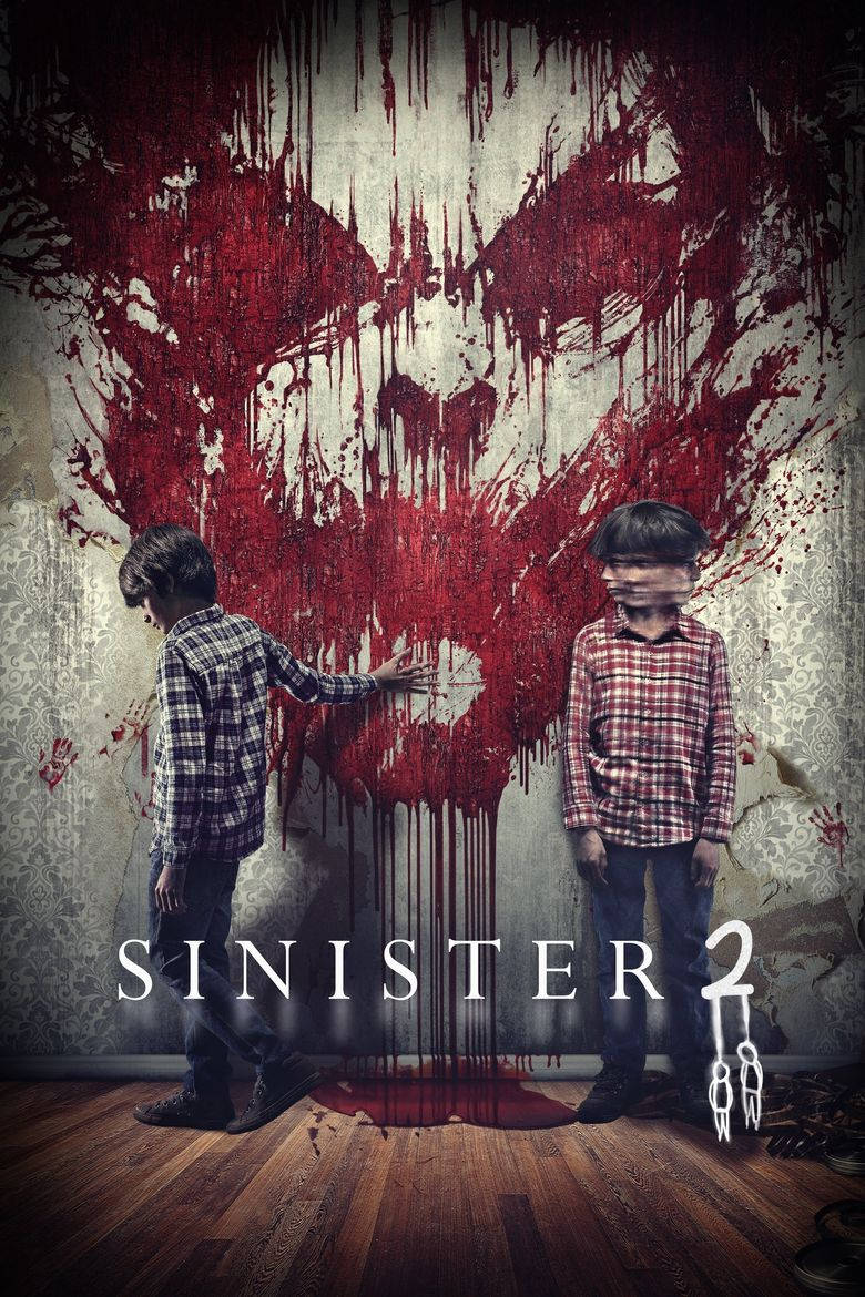 《Sinister 2》電影海報 壁紙 — 兩個男孩站在一面被紅色油漆塗抹成惡魔臉孔的牆前，營造出令人毛骨悚然的恐怖場景。
