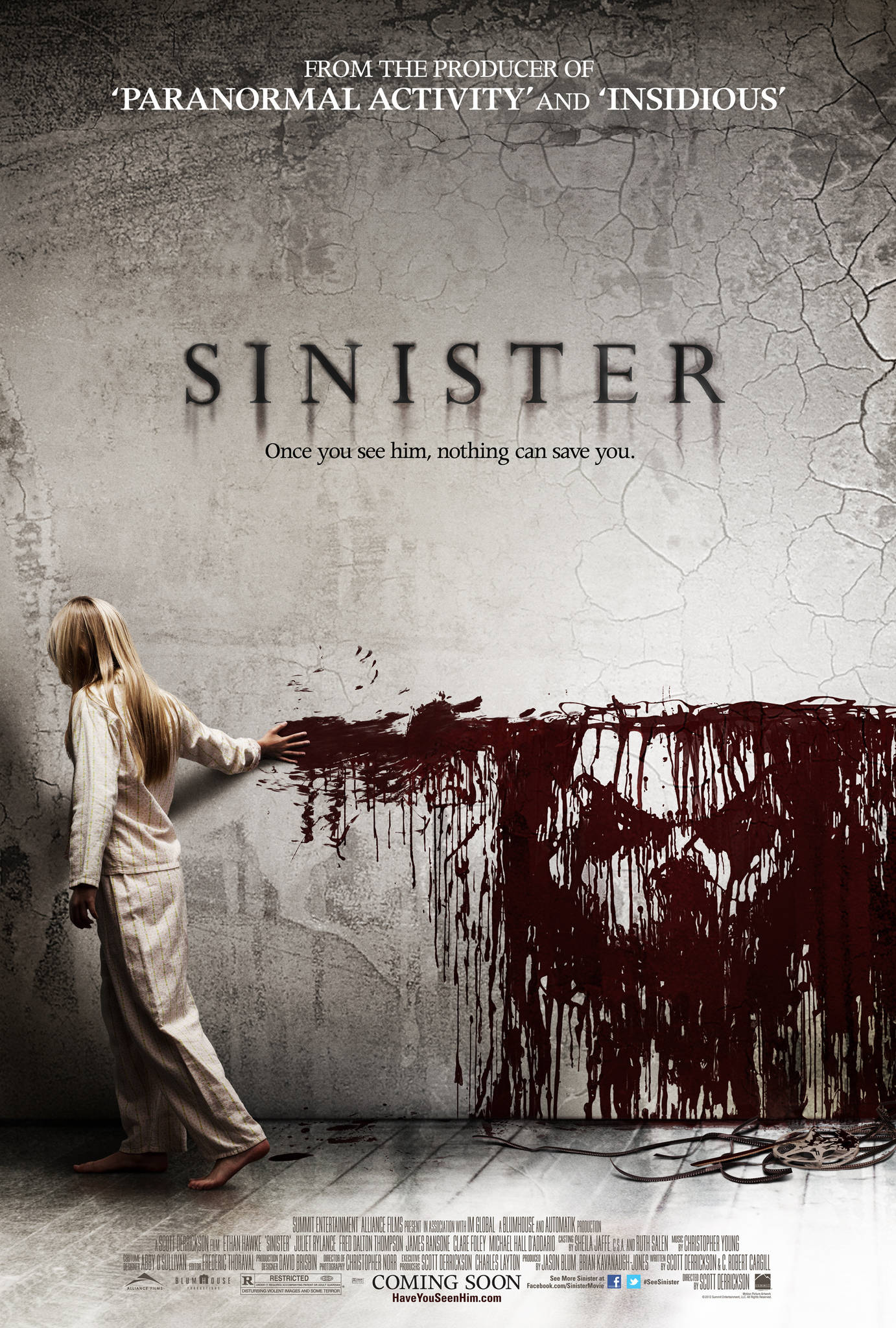 《Sinister》（2012）官方電影海報 壁紙 — 一個穿著睡衣的年輕女孩站在裂開的牆前，深紅色的血滴下來，形成一個怪物的臉。