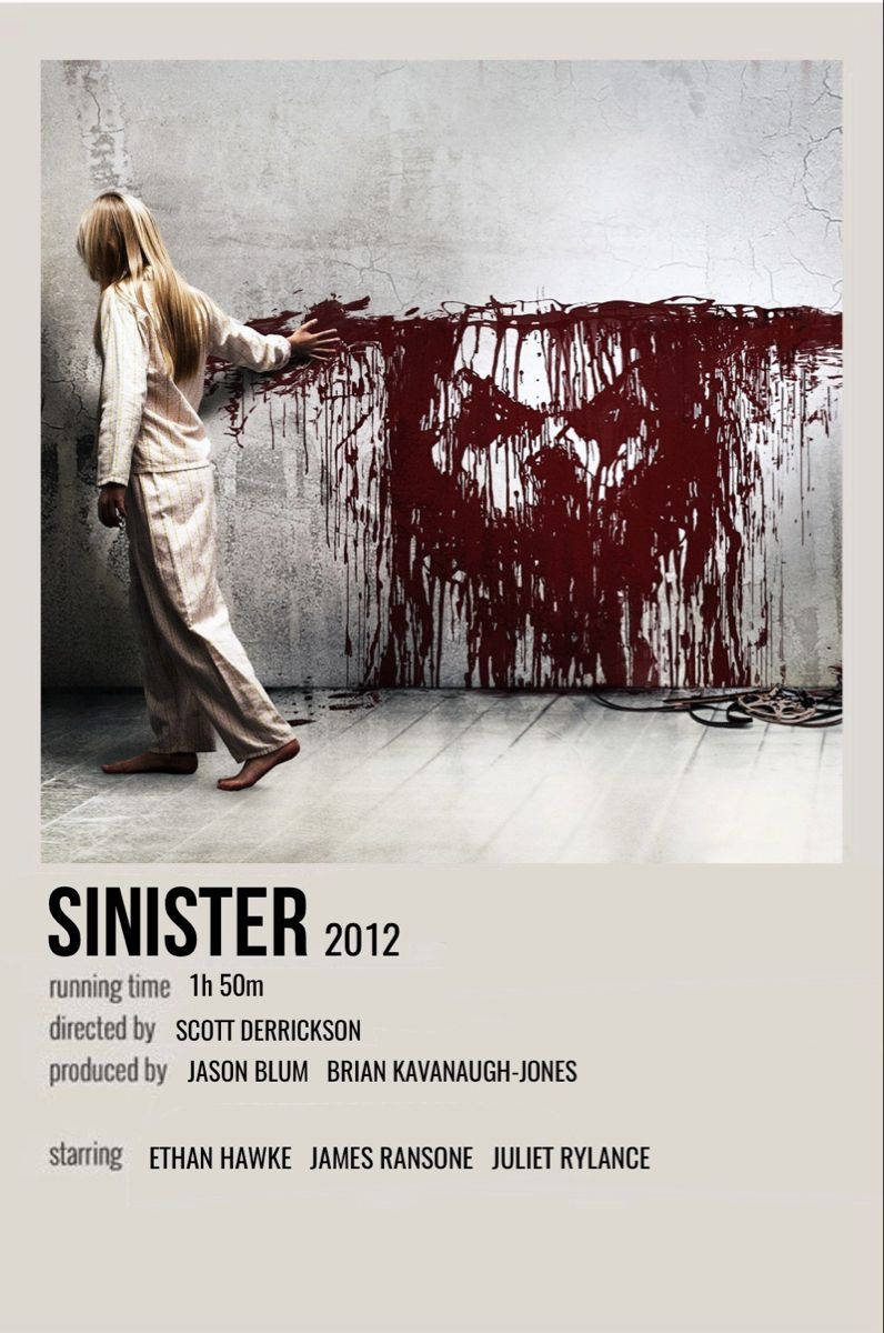 《Sinister》電影海報 壁紙 — 一名身穿白色睡衣的女性站在一面塗有滴落紅色油漆形成怪物面孔的牆前。