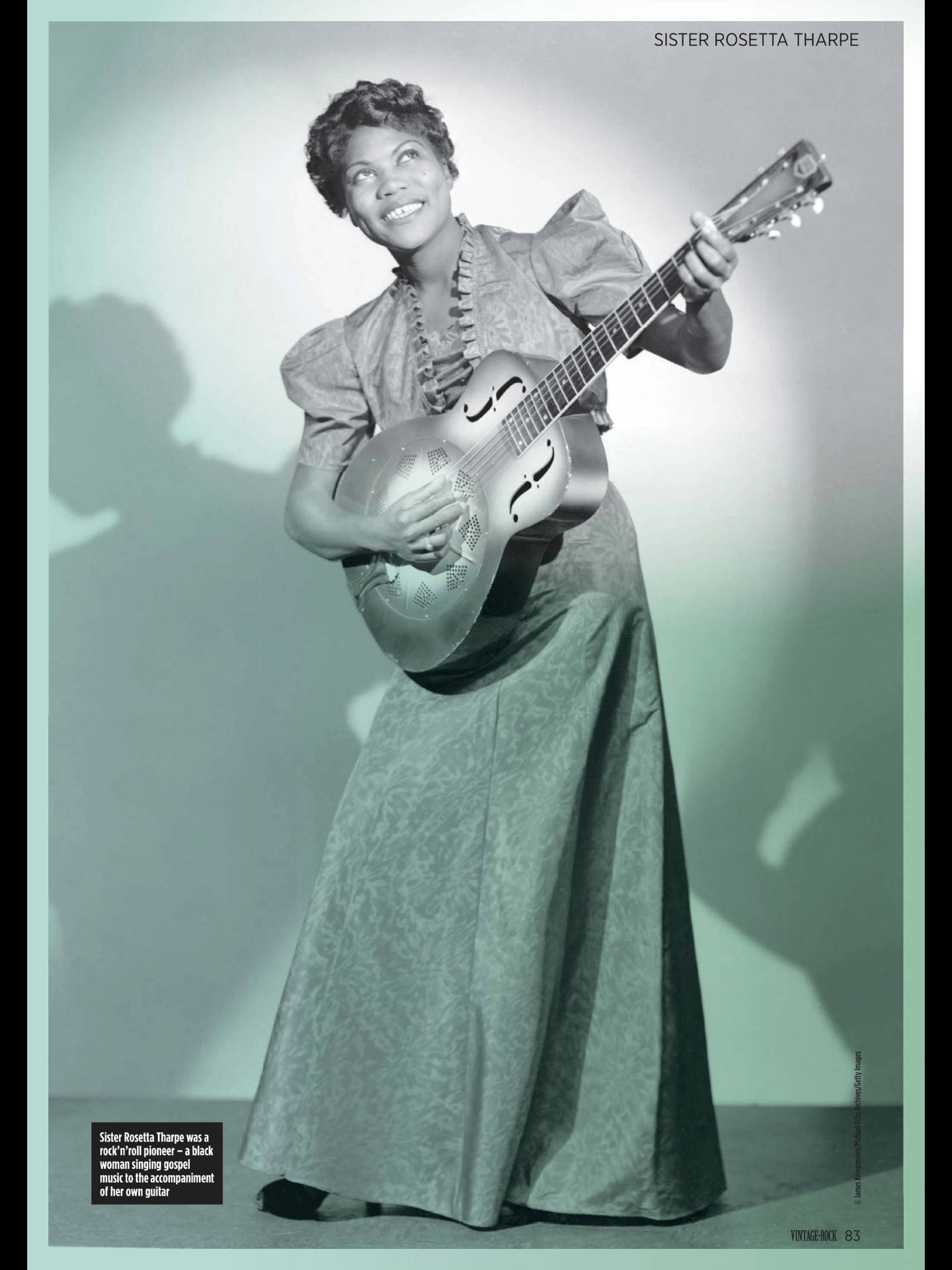 Sister Rosetta Tharpe 喺復古工作室相入面，帶住開心嘅表情彈結他。