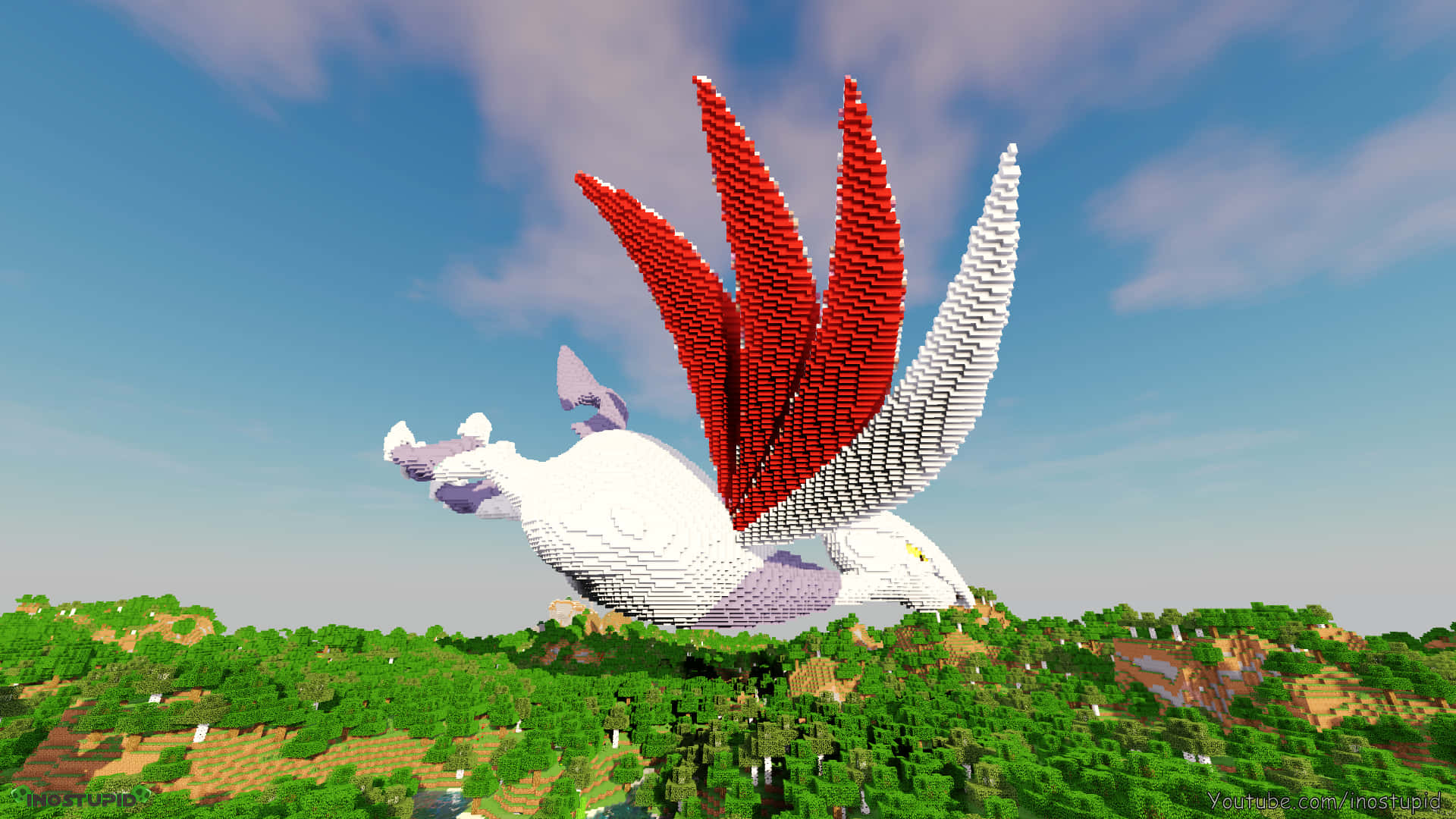 我的世界 Skarmory 壁紙 — 一隻雄偉的白色和紅色方塊龍在明亮的藍天下翱翔於鬱鬱蔥蔥的Minecraft景觀之上。