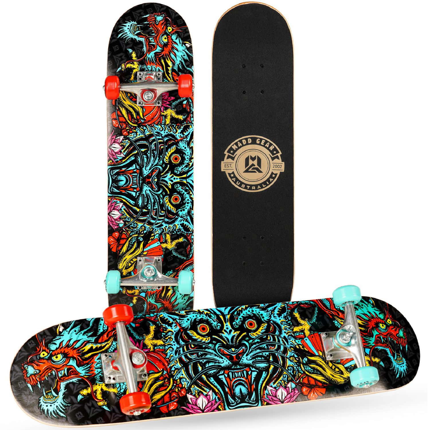  壁紙 — 三個滑板，一面展示鮮豔的龍和花卉圖案，另一面是極簡黑色板面配標誌。