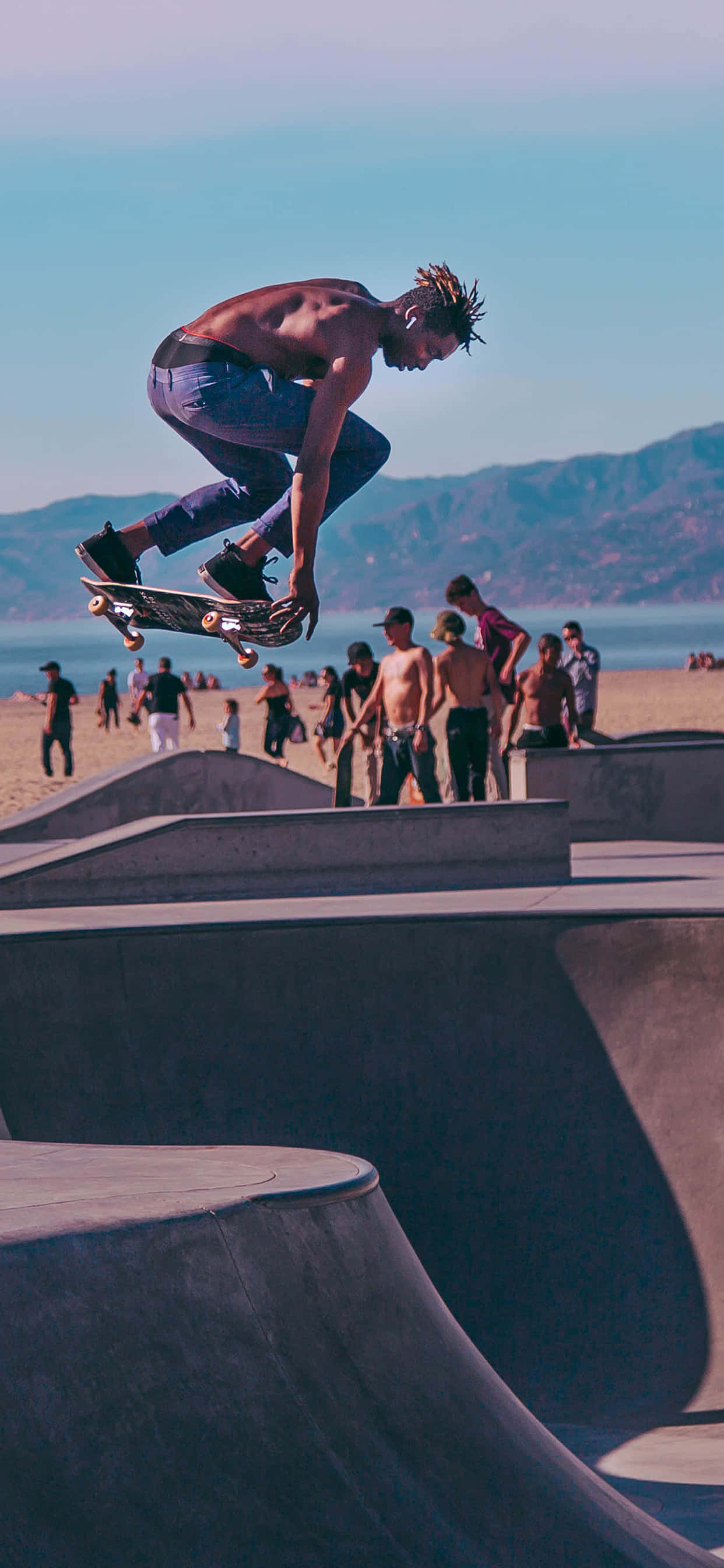 男子在 skateboard 上表演花式 壁紙