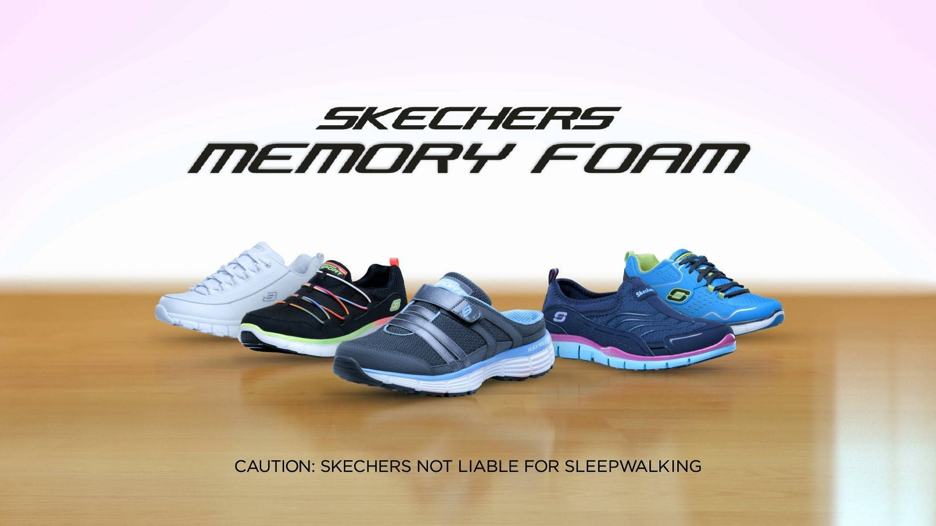 四對不同顏色的Skechers記憶棉鞋在木地板上，附有品牌文字。