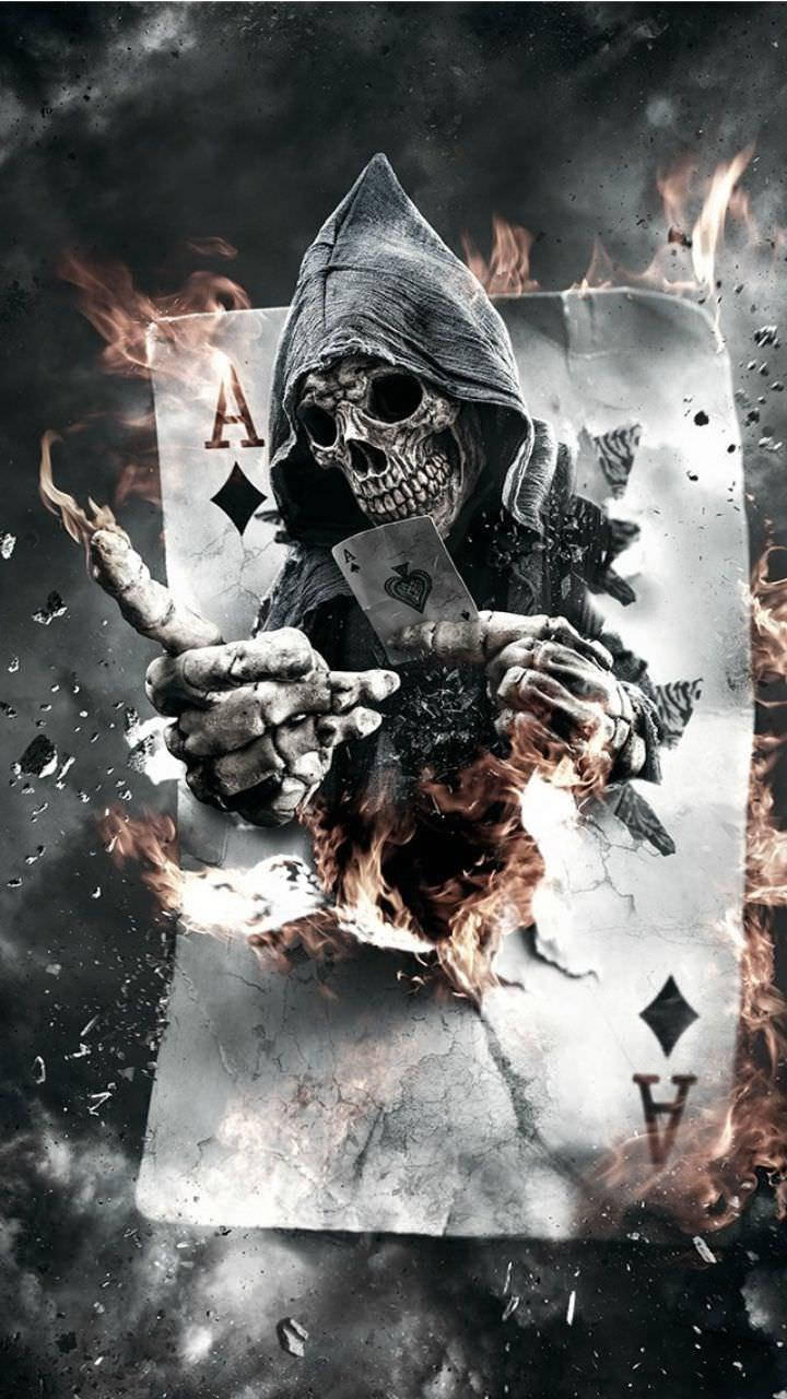 3D恐怖死神撲克牌遊戲 壁紙 — 一個骷髏死神從燃燒的方塊A撲克牌中浮現，背景是黑暗煙霧彌漫。