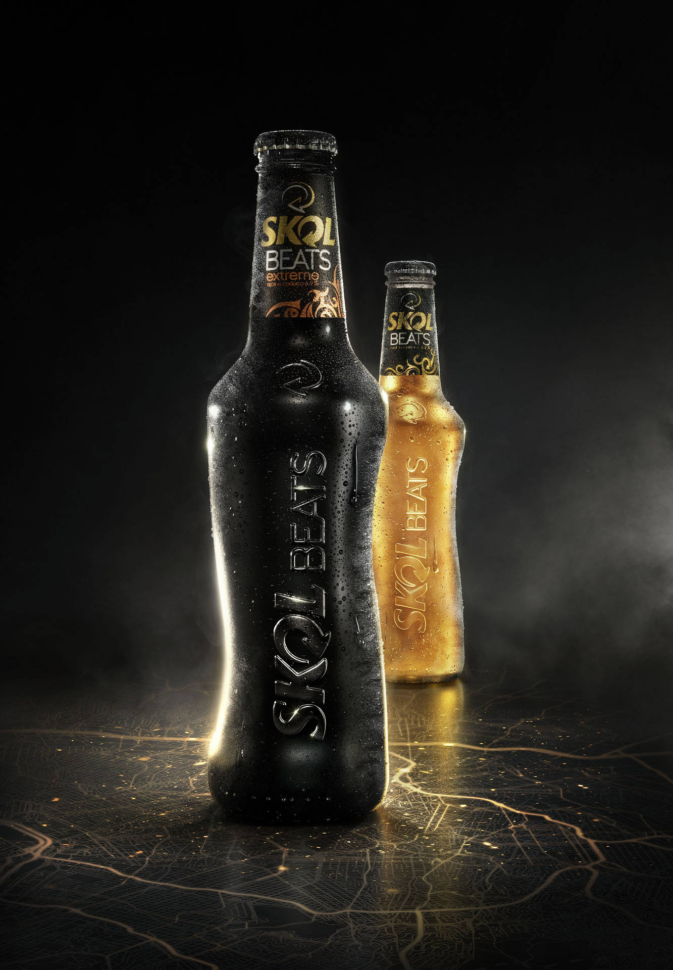 兩瓶冰凍的Skol Beats啤酒在深色表面上閃耀著金色電路圖案。