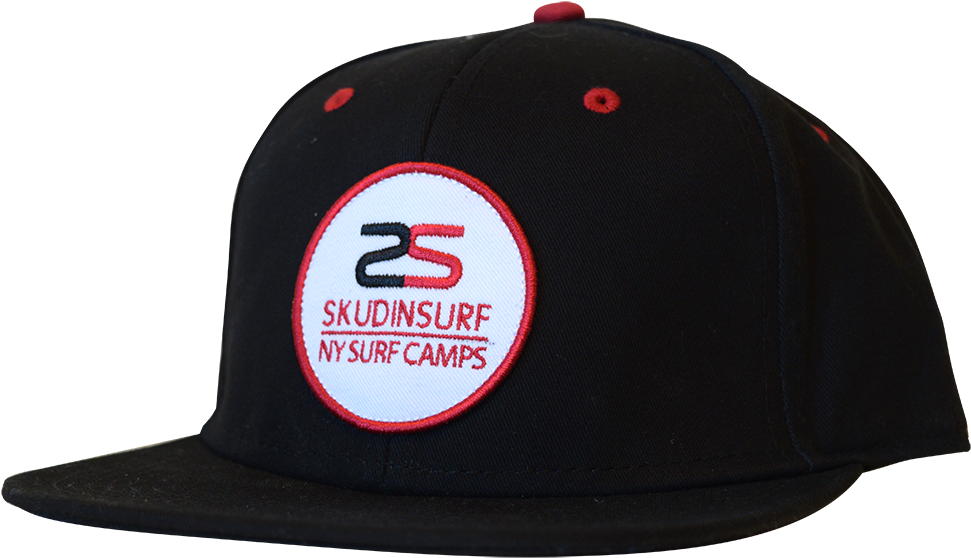 Skudin Surf NY 海灘營25週年帽子 壁紙 — 一頂黑色 snapback 帽，上面有紅色和白色刺繡補丁，寫著 '25 SKUDINSURF NY SURF CAMPS'，背景為深色。