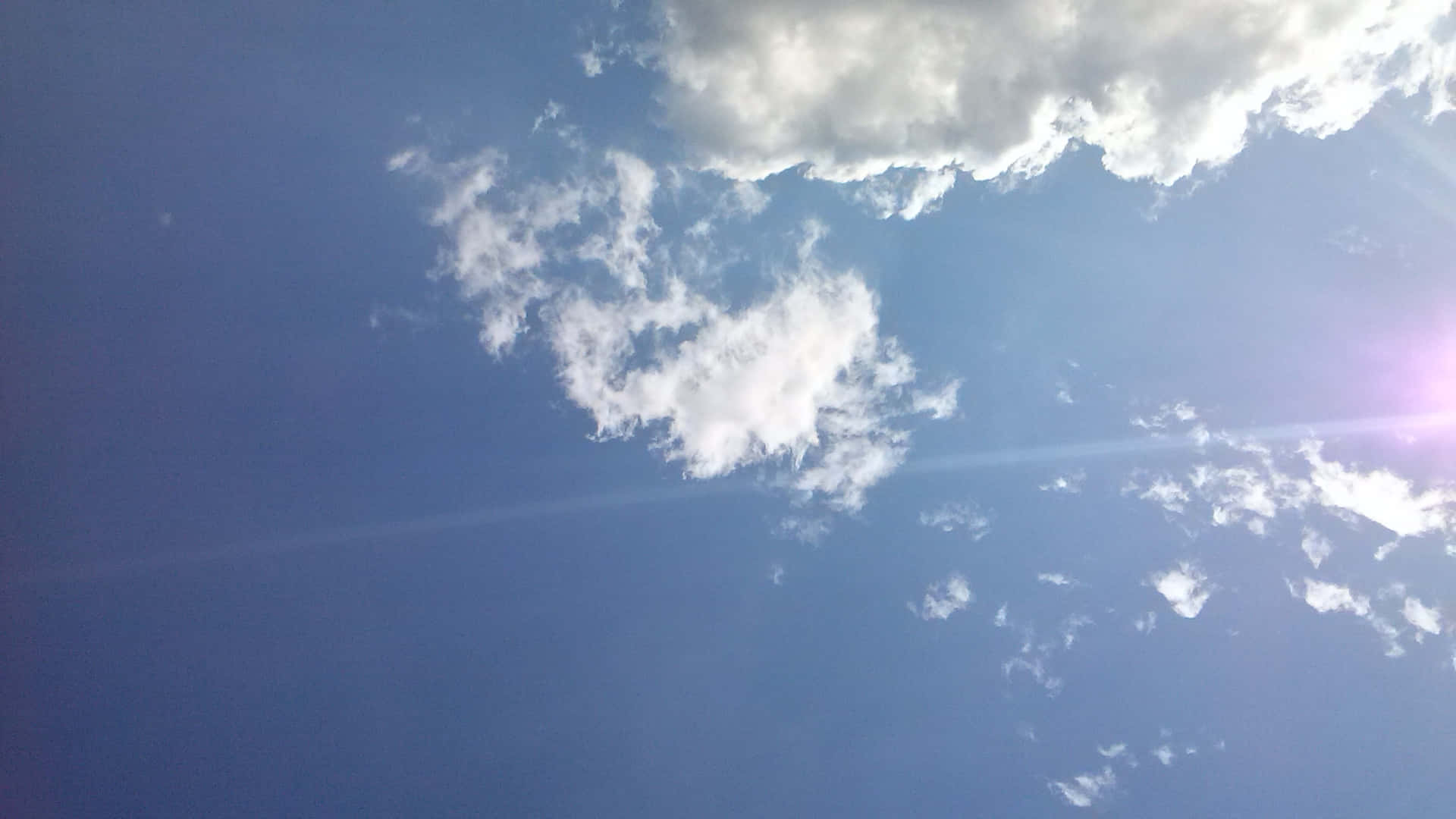 藍天白雲和太陽耀斑