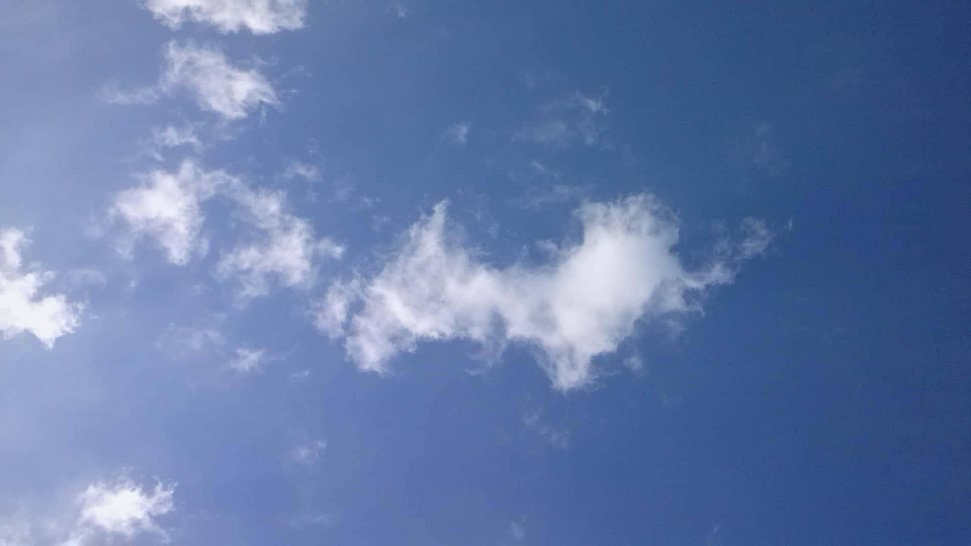 藍天白雲在日光中飄浮