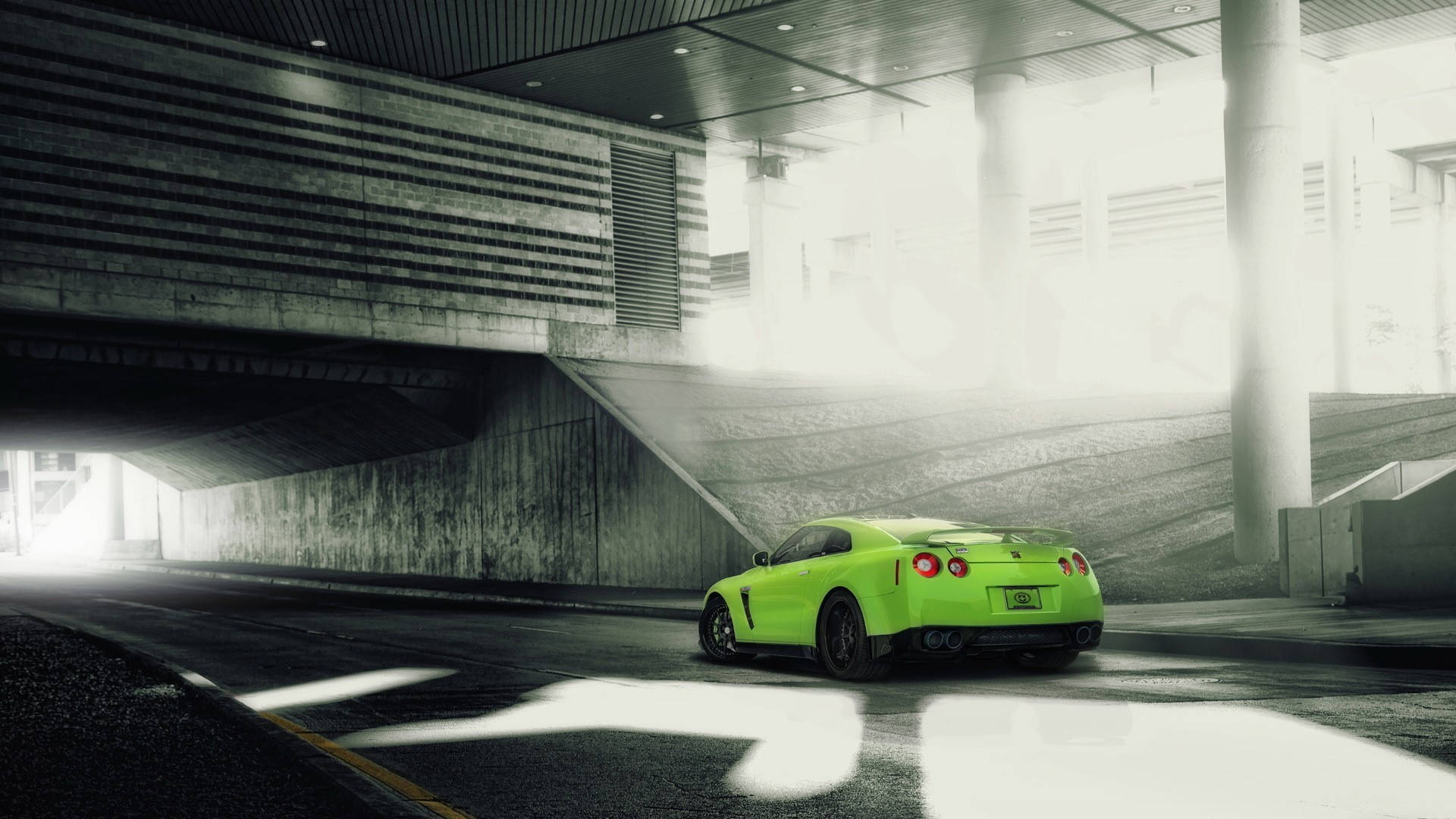 尼桑Skyline GTR R35綠色款 壁紙 — 一輛充滿活力的青檸綠色跑車停泊在現代混凝土天橋下，帶有戲劇性的燈光和霧氣瀰漫的氛圍。