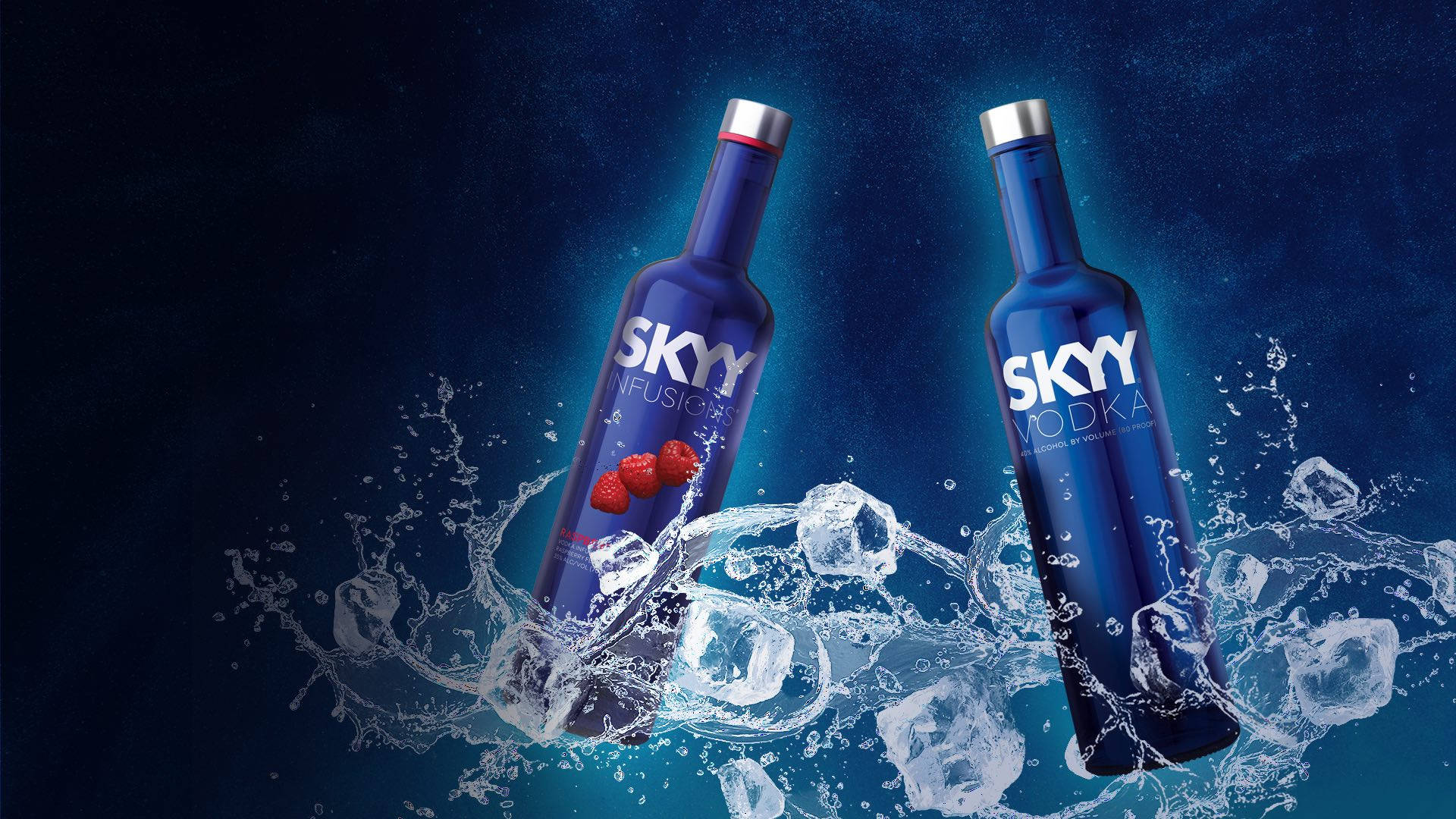 Skyy伏特加與Skyy Infusion水花海報 壁紙 — 兩支藍色Skyy伏特加酒瓶衝破冰冷的水面，背景為深藍色，帶有水花和漂浮的冰塊。