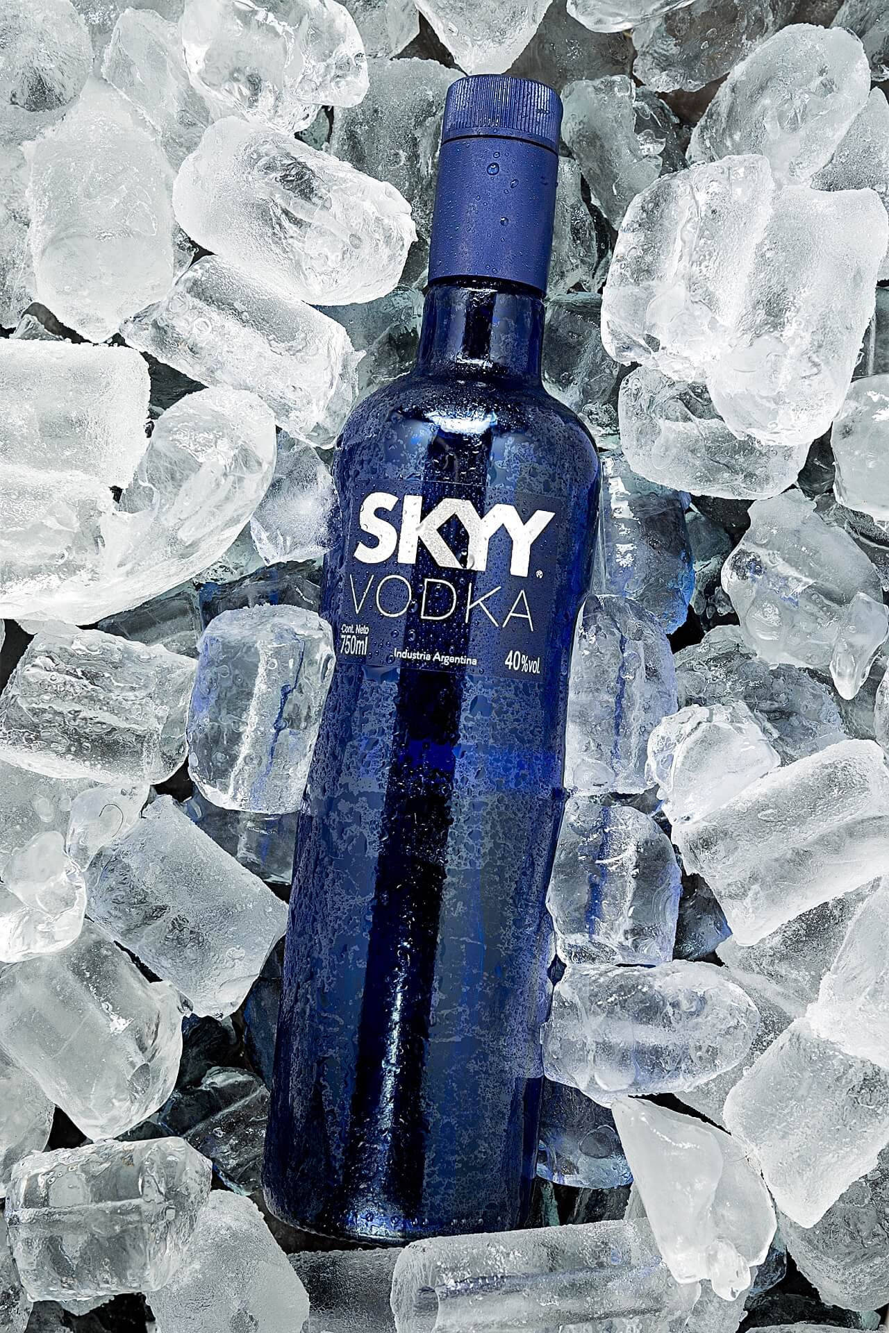 藍色Skyy伏特加酒瓶被碎冰包圍。