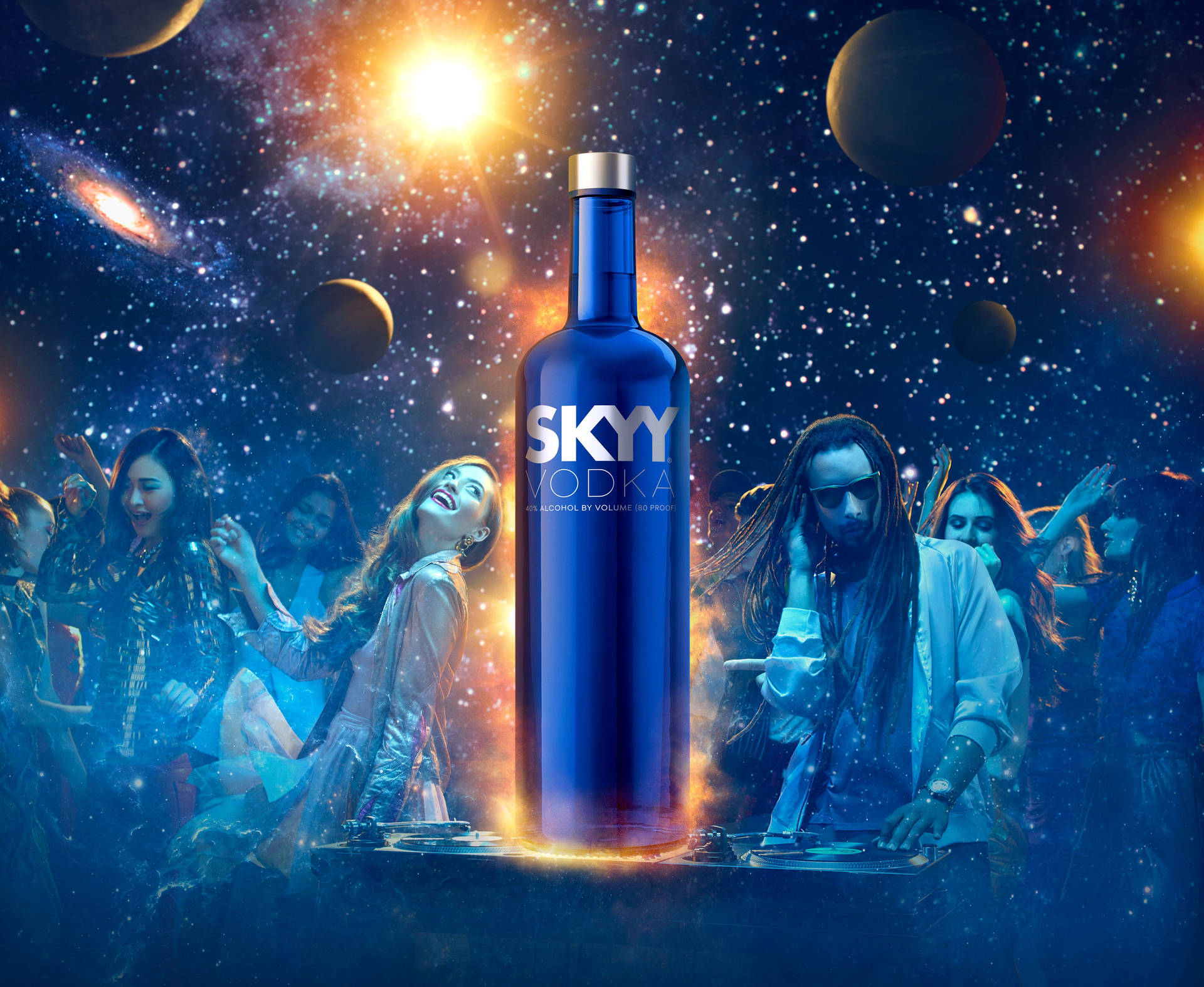 在星空宇宙天空下，舞者圍繞著一個藍色伏特加酒瓶。