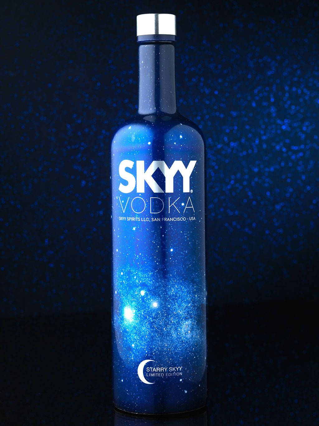 星空Skyy伏特加酒瓶，深藍色背景上帶有銀河設計。