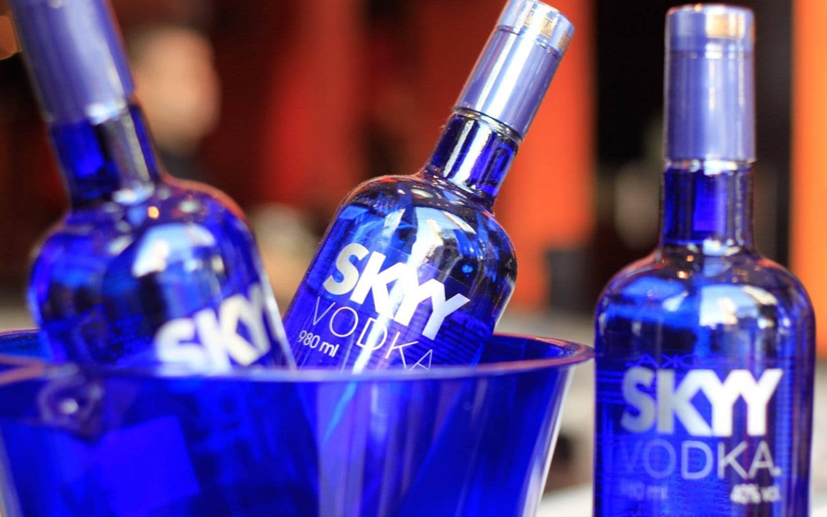 三支藍色Skyy伏特加酒放在藍色冰桶中冷藏。
