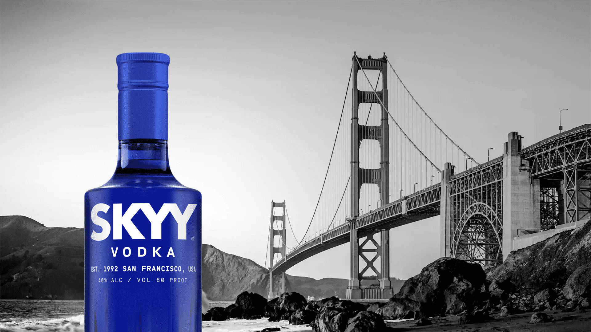 黑白金門大橋前的藍色Skyy伏特加酒瓶。