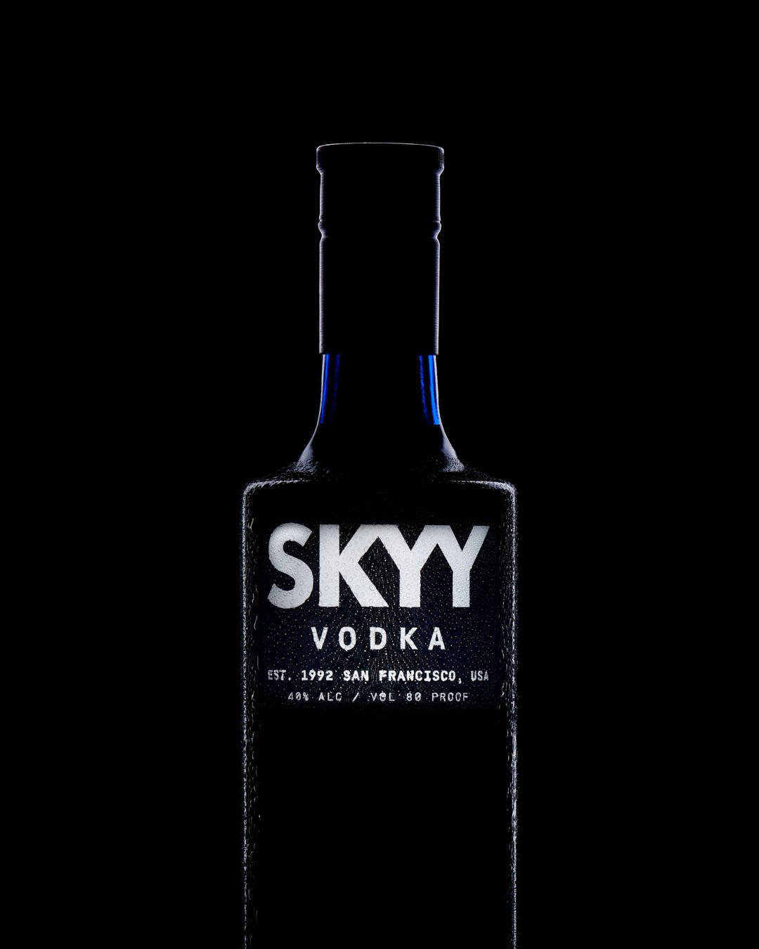 Skyy Vodka酒瓶，帶有白色標籤和藍色點綴，黑色背景