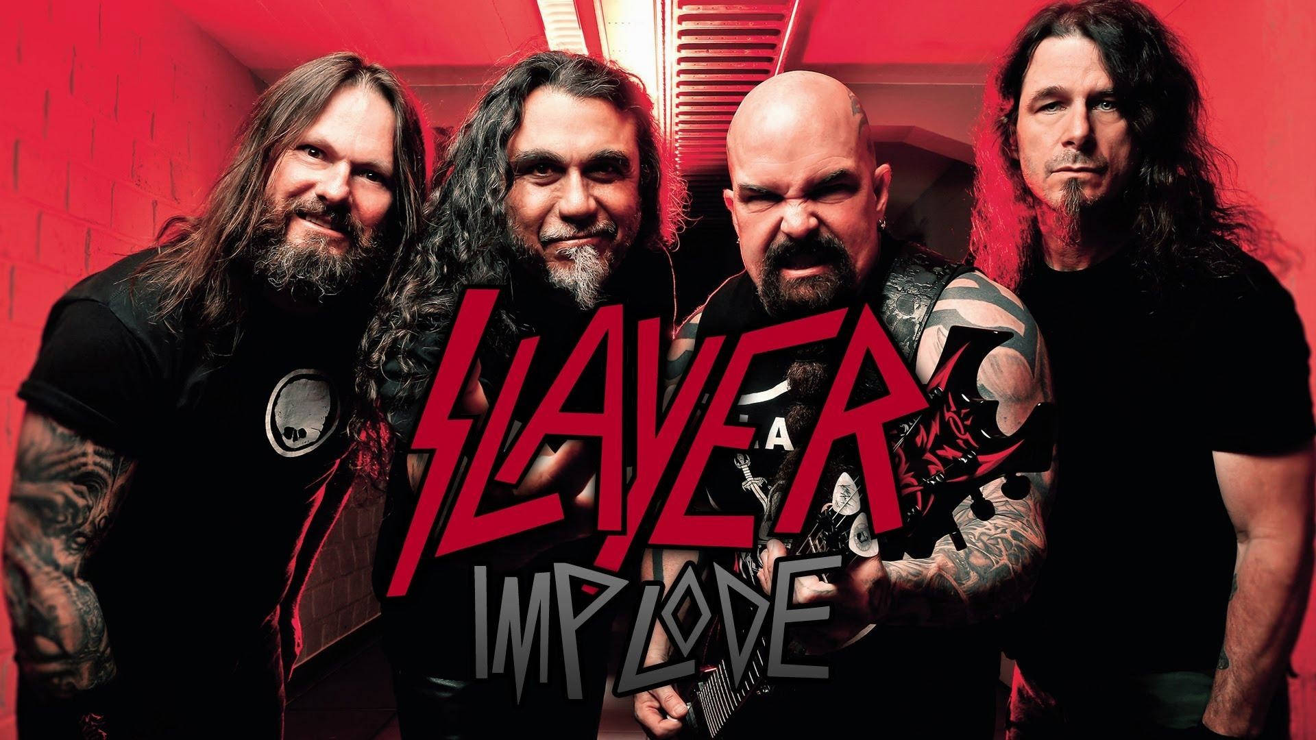 四位留鬍鬚的紋身男子在紅磚牆前為 Slayer 樂隊照片擺姿勢。