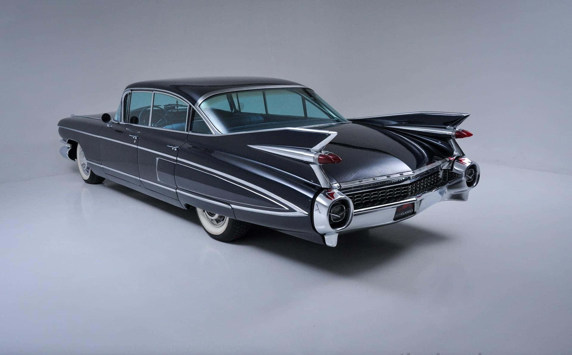 Cadillac Fleetwood 桌布 壁紙 — 一輛時尚的黑色1959年凱迪拉克，帶有鍍鉻裝飾和尾鰭，在極簡灰色工作室背景前擺拍。