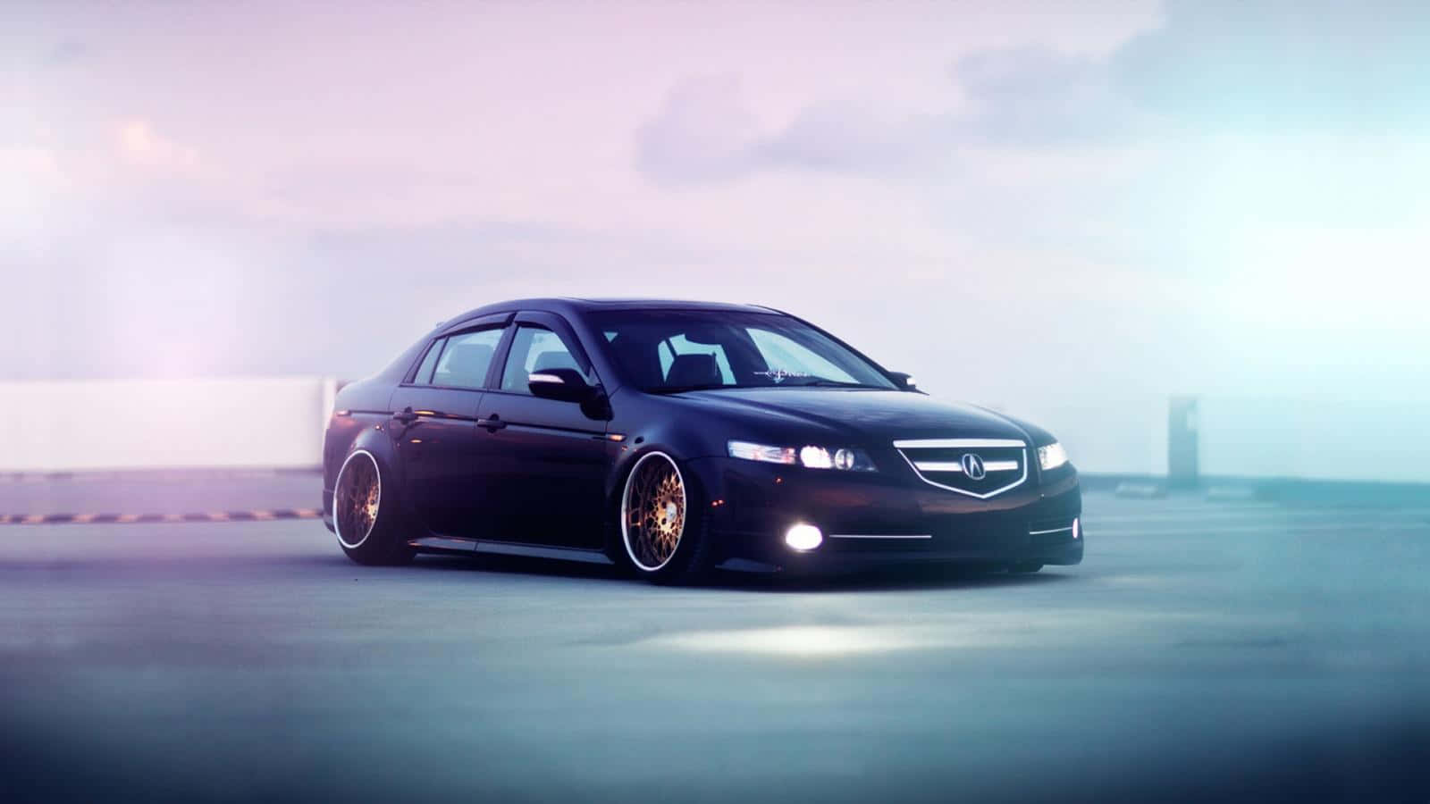 Acura Tl 桌布 壁紙 — 一輛時尚的黑色Acura轎車配金色輪圈，在薄暮天空下於霧氣瀰漫的瀝青賽道上飄移。