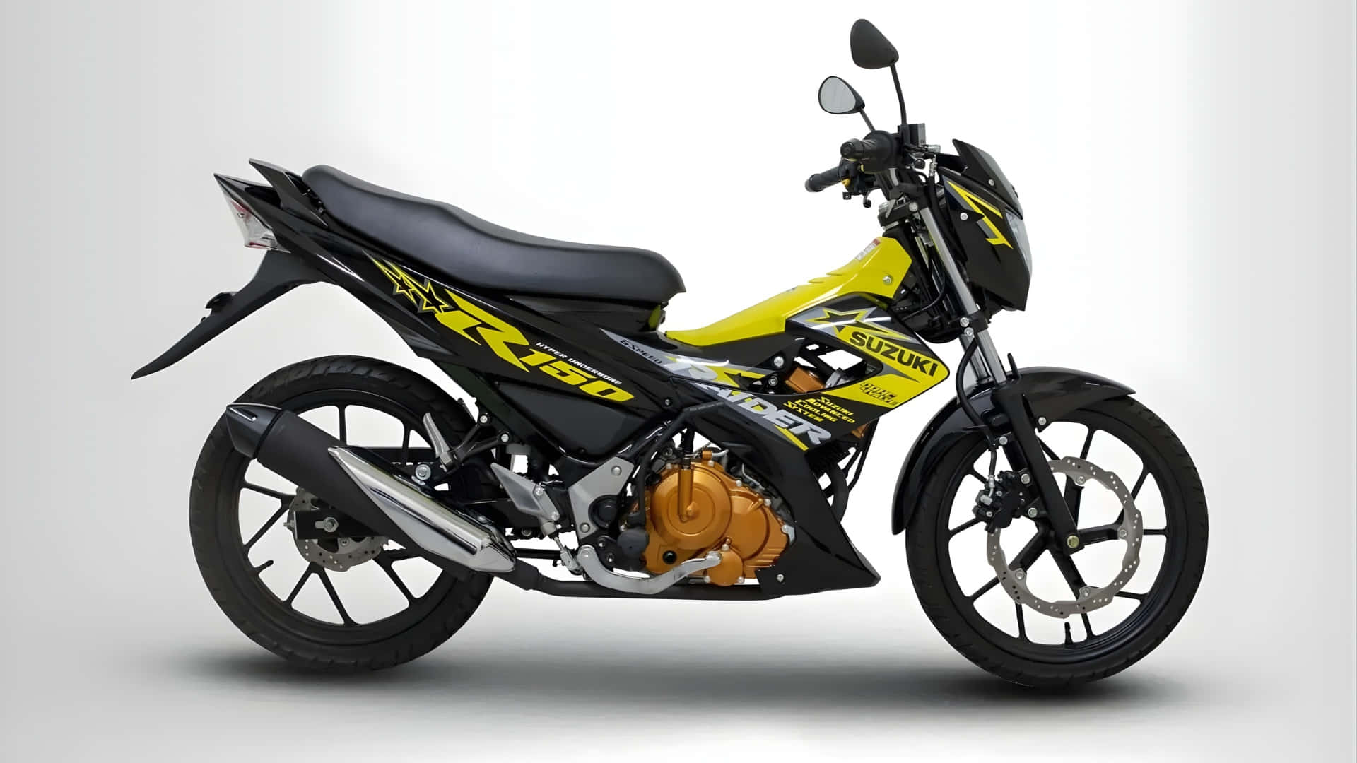  壁紙 — 一輛時尚的黑色和黃色Suzuki電單車，帶有橙色引擎點綴，在白色背景的攝影棚燈光下展示。