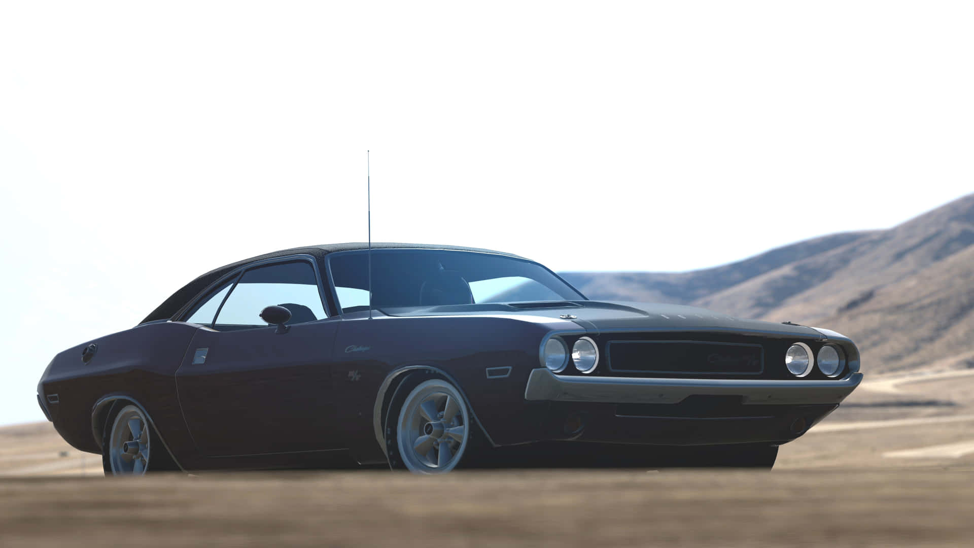  壁紙 — 一架流線型黑色經典肌肉車停泊在陽光明媚的沙漠平原上，背景是連綿起伏的山丘。