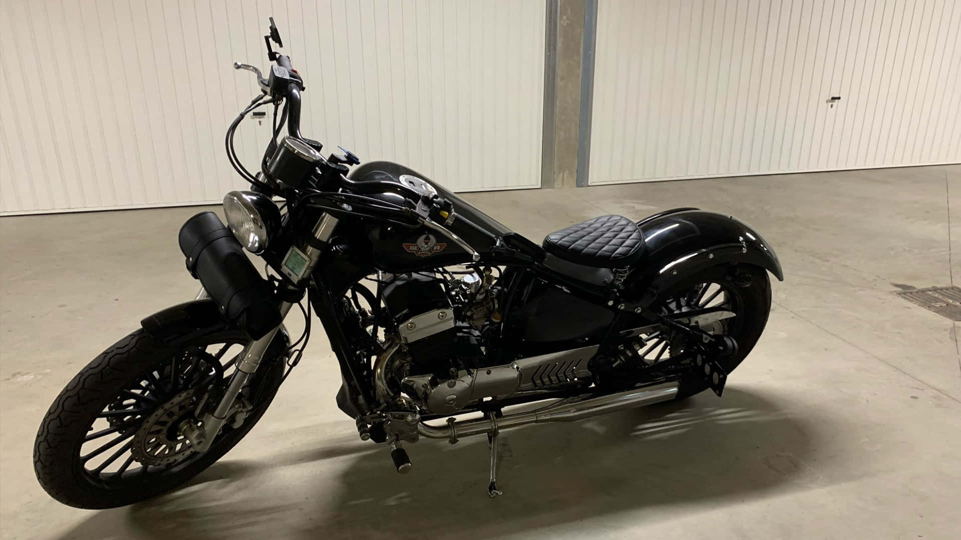  壁紙 — 一架時尚黑色訂製chopper電單車，帶有鍍鉻裝飾，矗立在簡約工業車庫中。