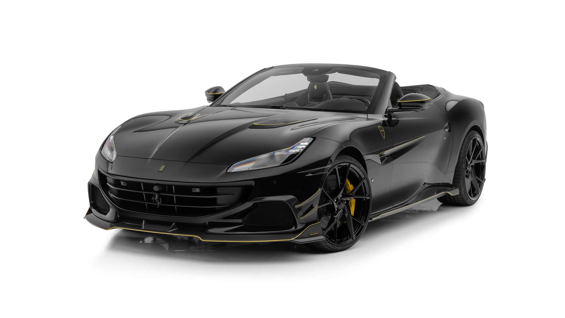 Ferrari Portofino 桌布 壁紙 — 一輛時尚的黑色法拉利敞篷車，帶有金色裝飾和黑色輪圈，在純白背景前展現姿態。